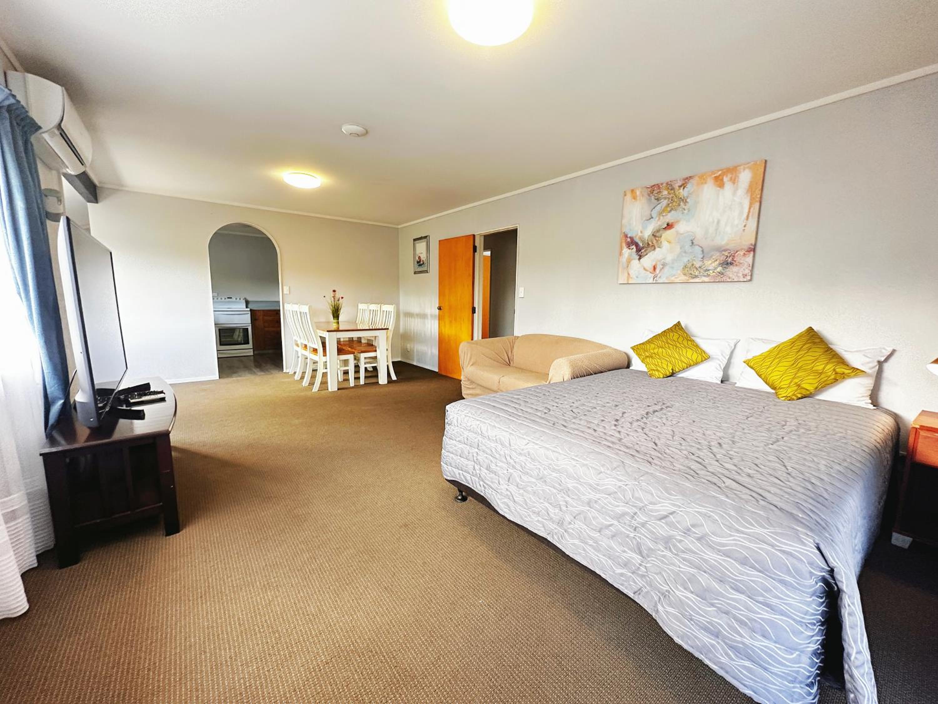Large upstairs one bedroom unit with Bath photo 1