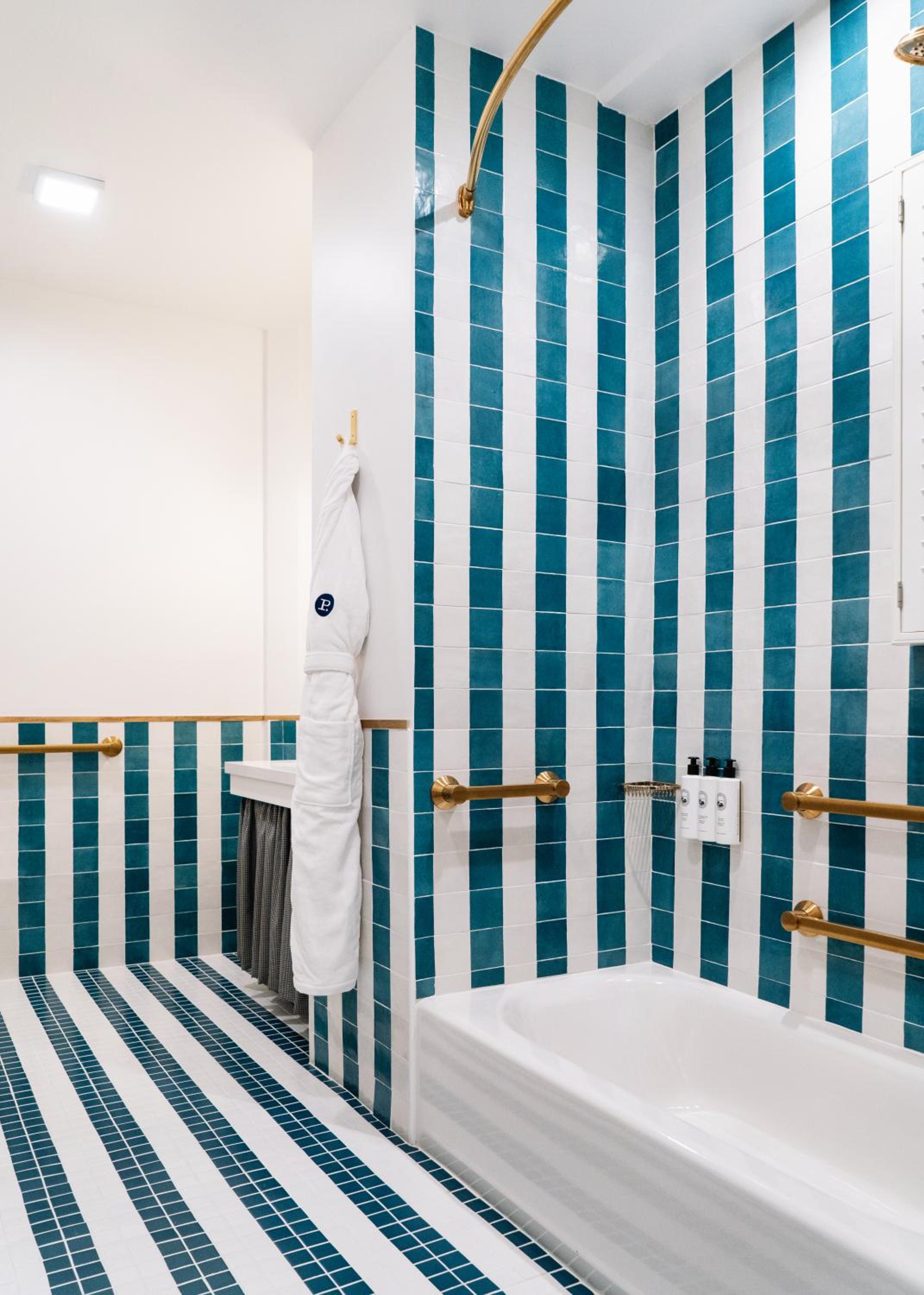 Queen Room - Disability Access - Photo 2