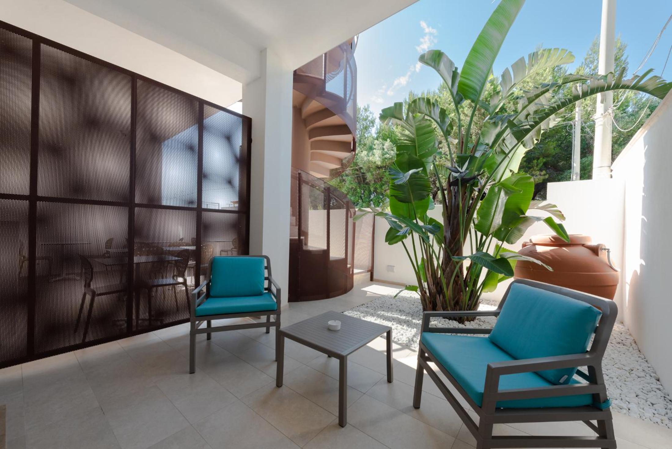 Double Room with Balcony - Photo 8
