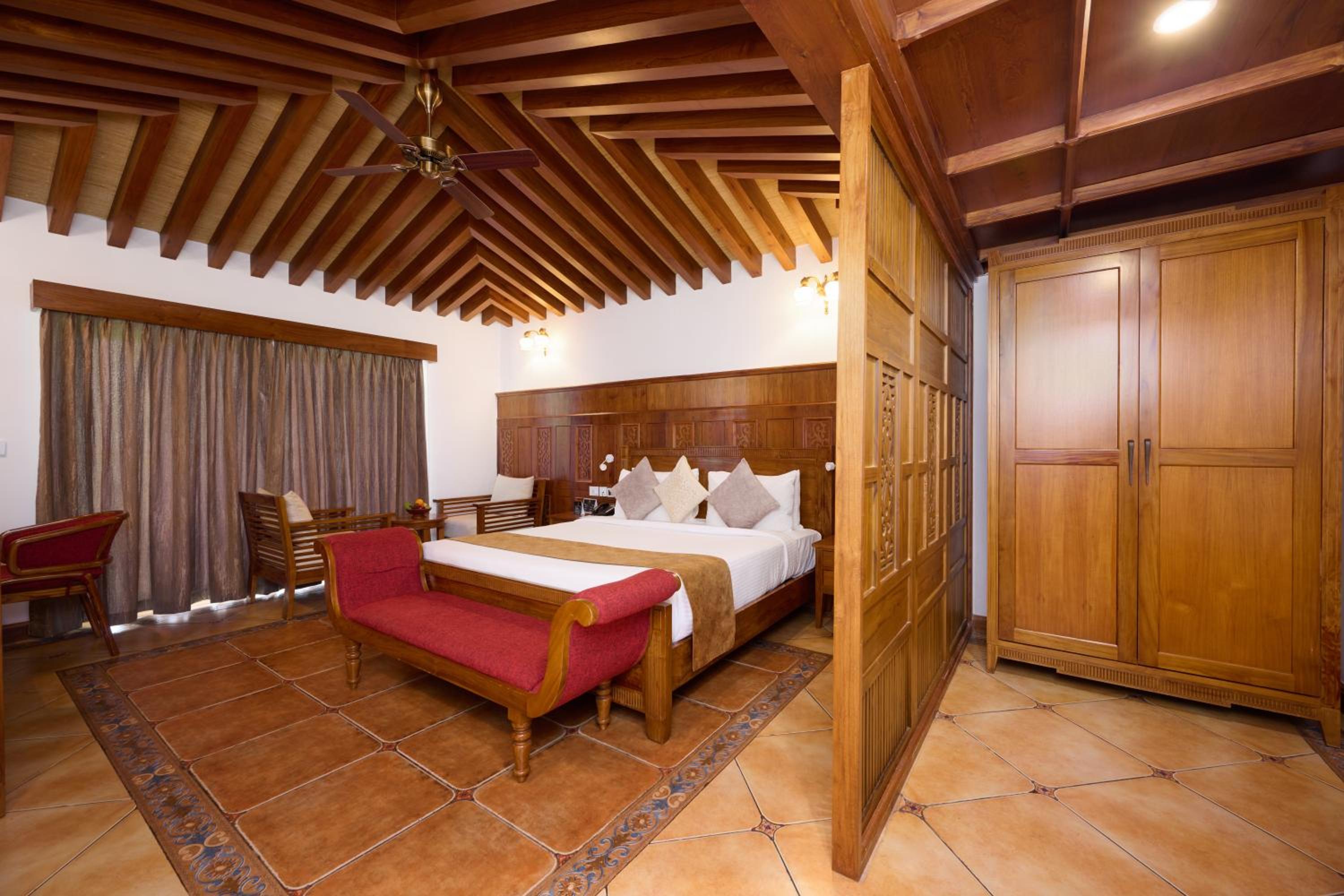 Double Room with Lake View - Photo 4
