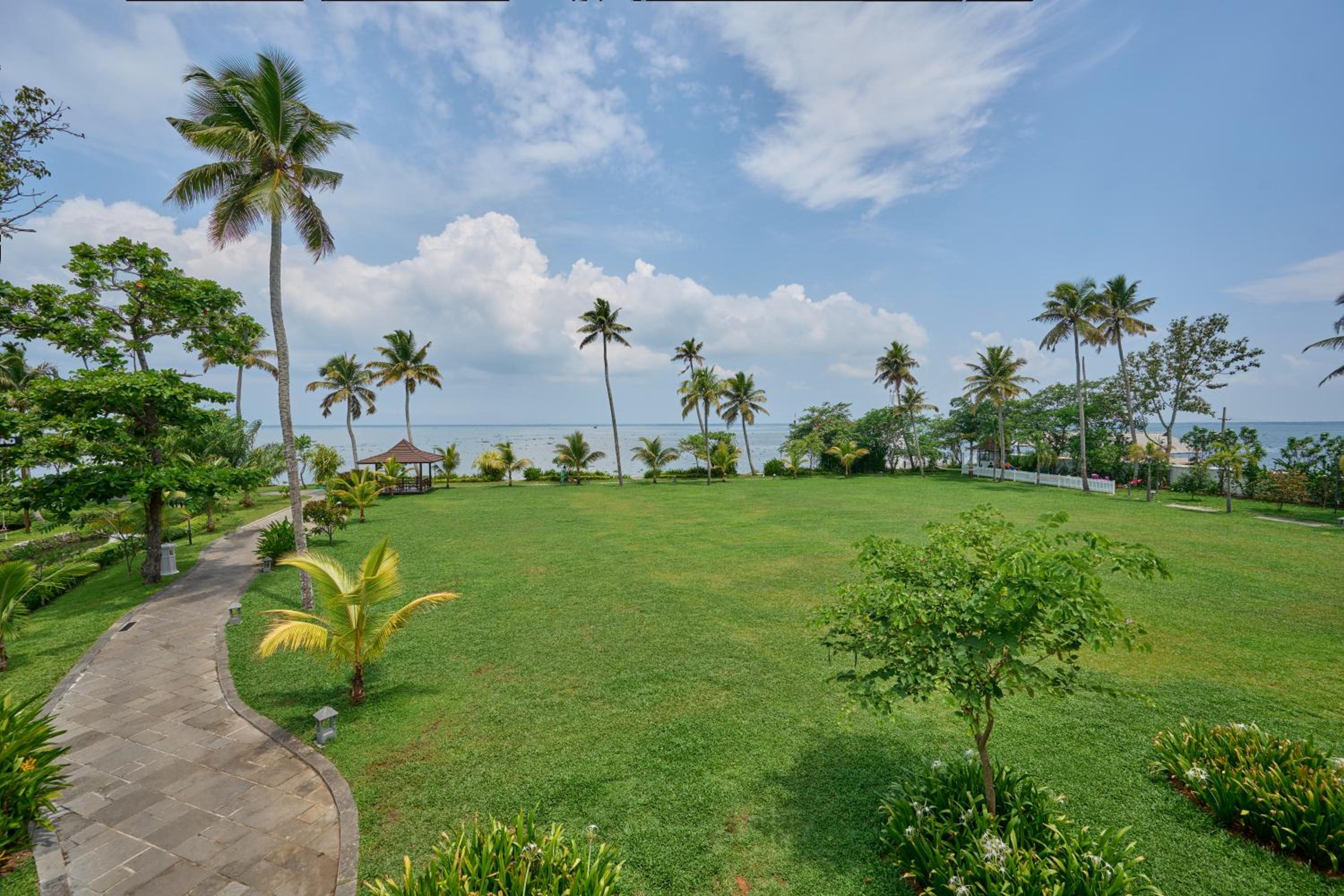 Double Room with Lake View - Photo 5