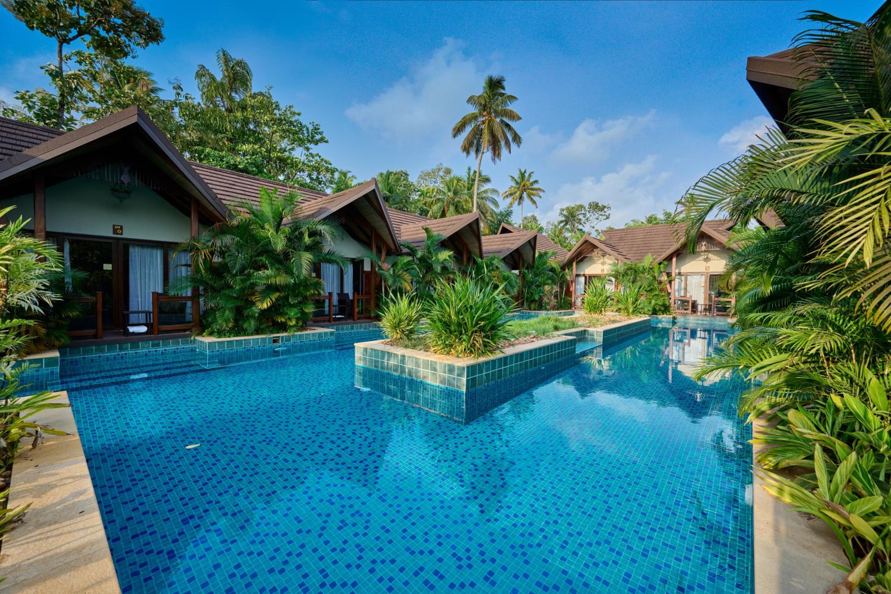 King Room with Pool View - Photo 10
