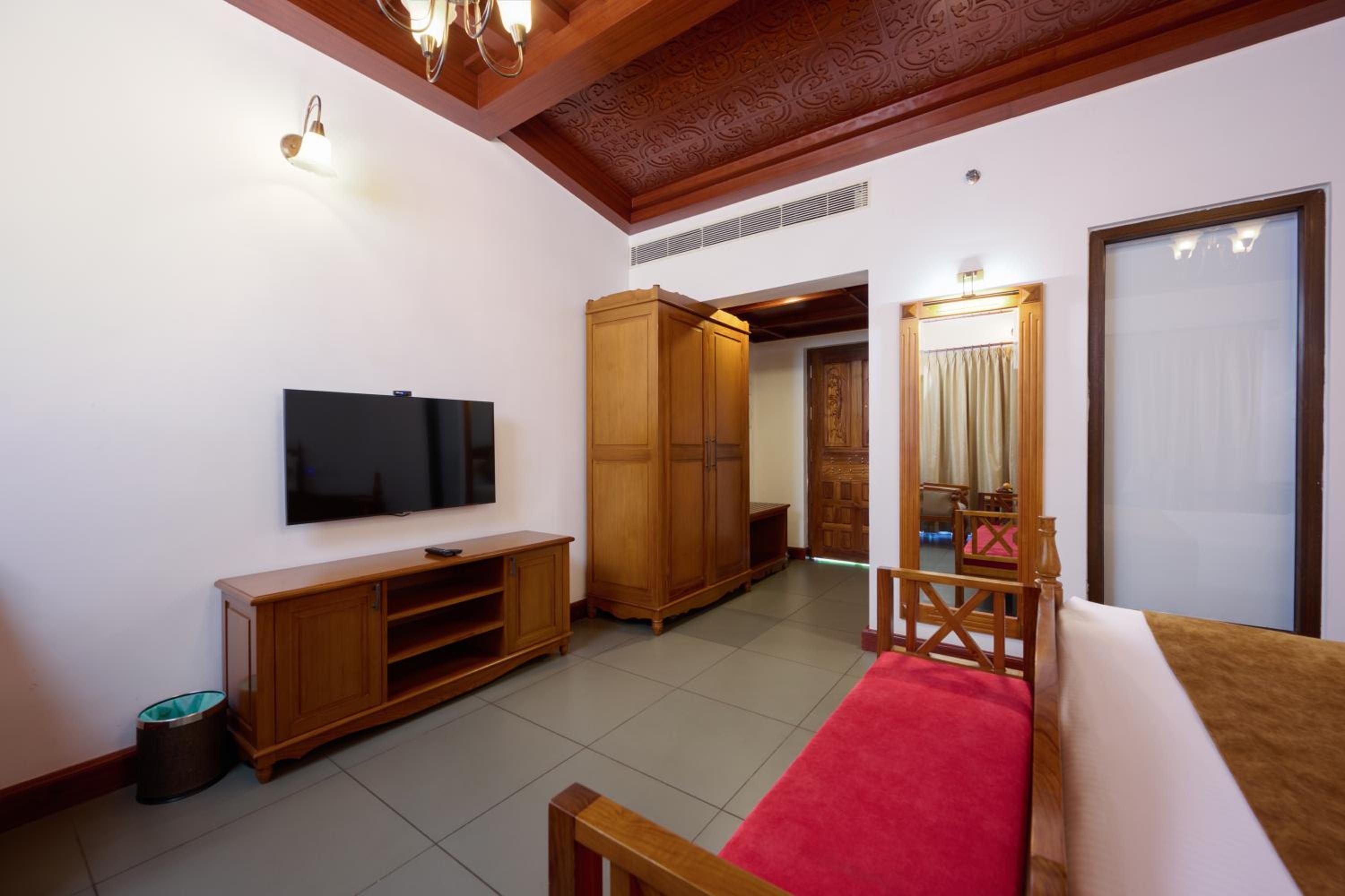 King Room with Pool View - Photo 7