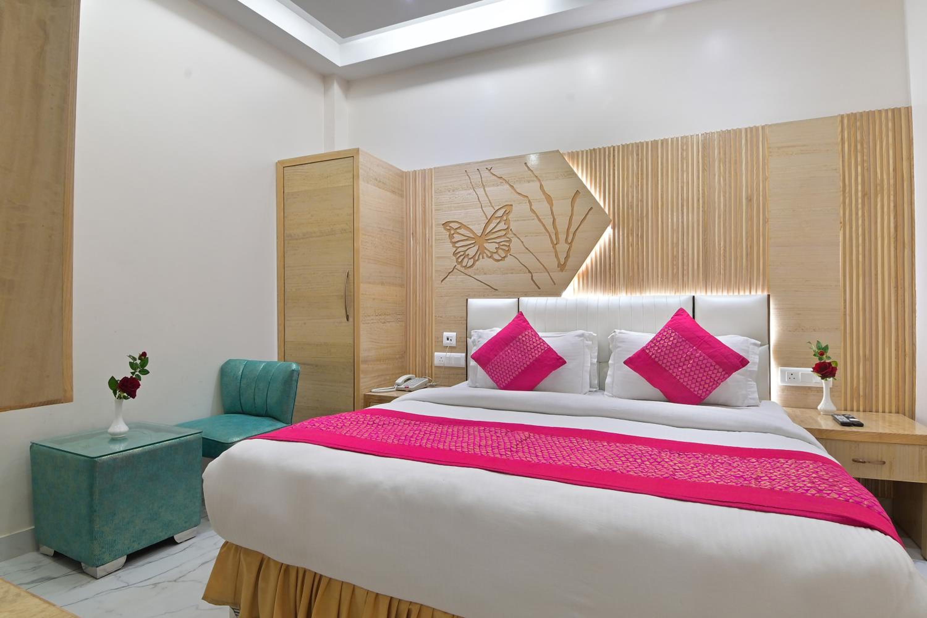Deluxe Double Room - Photo 9