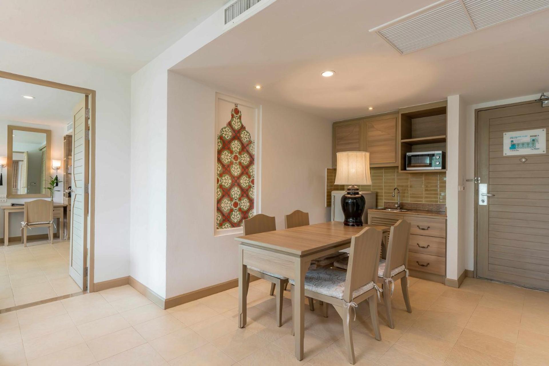Family Suite One-Bedroom - Photo 3