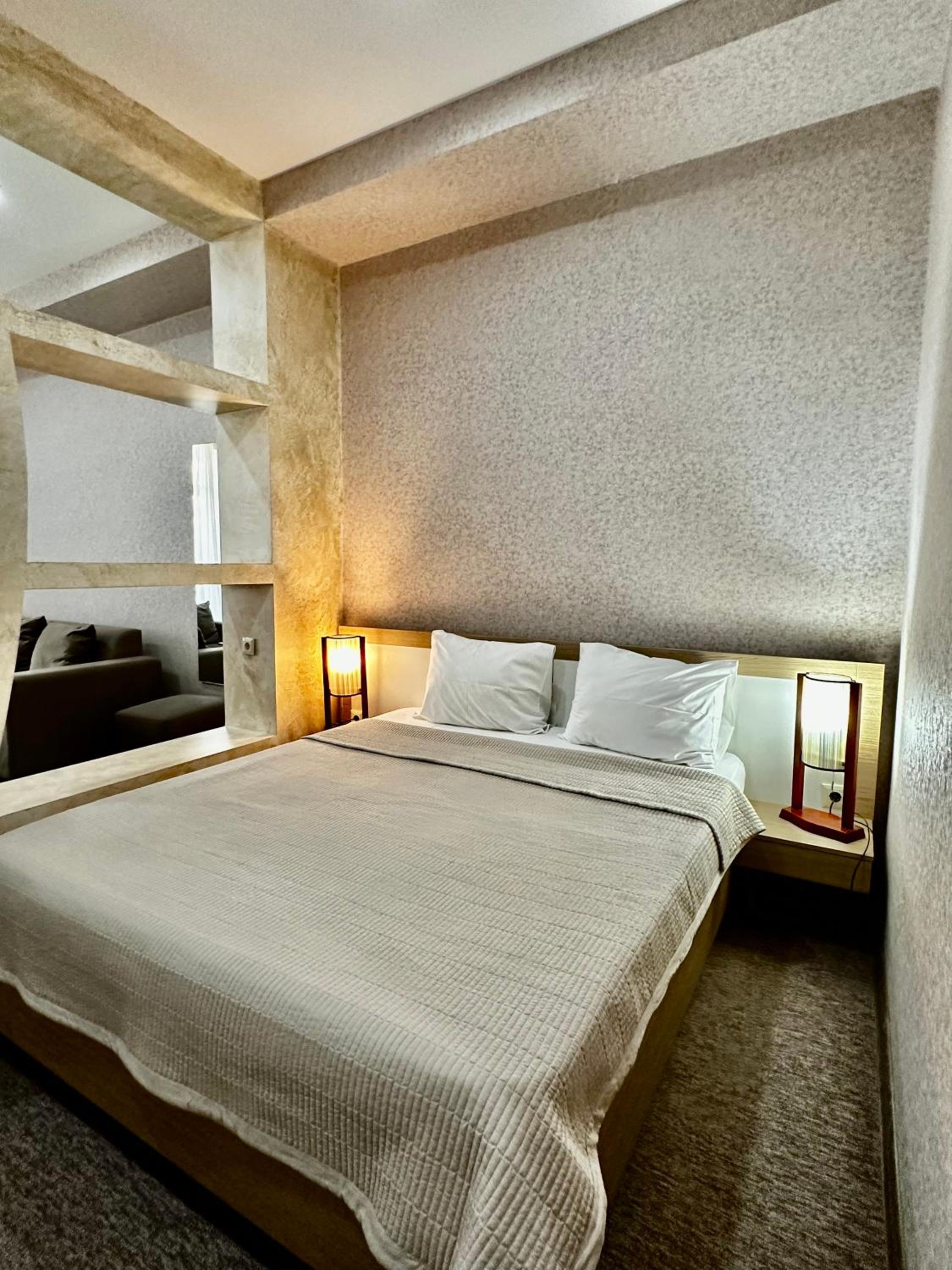 Double Room with Balcony - Photo 8