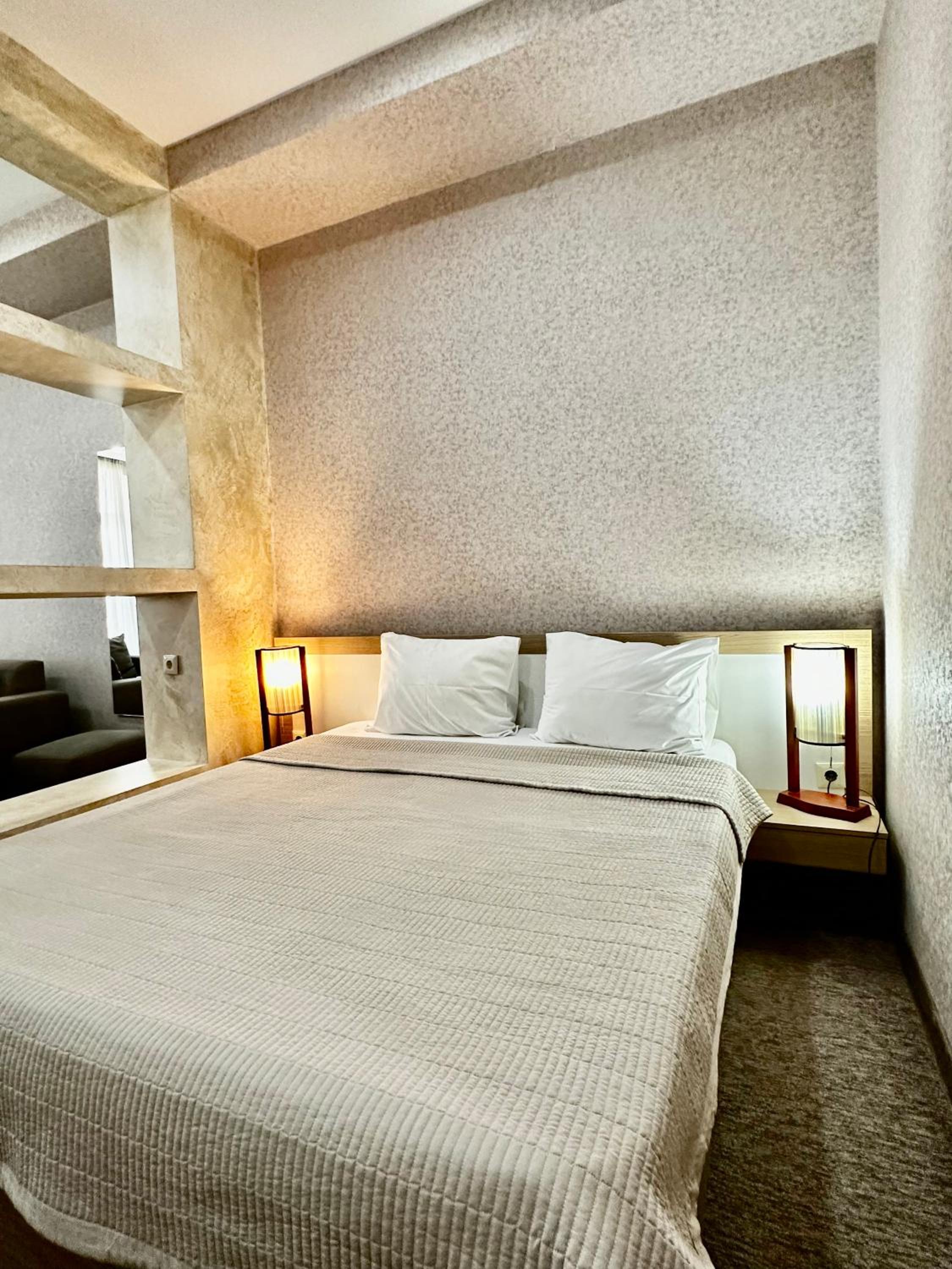 Double Room with Balcony - Photo 10