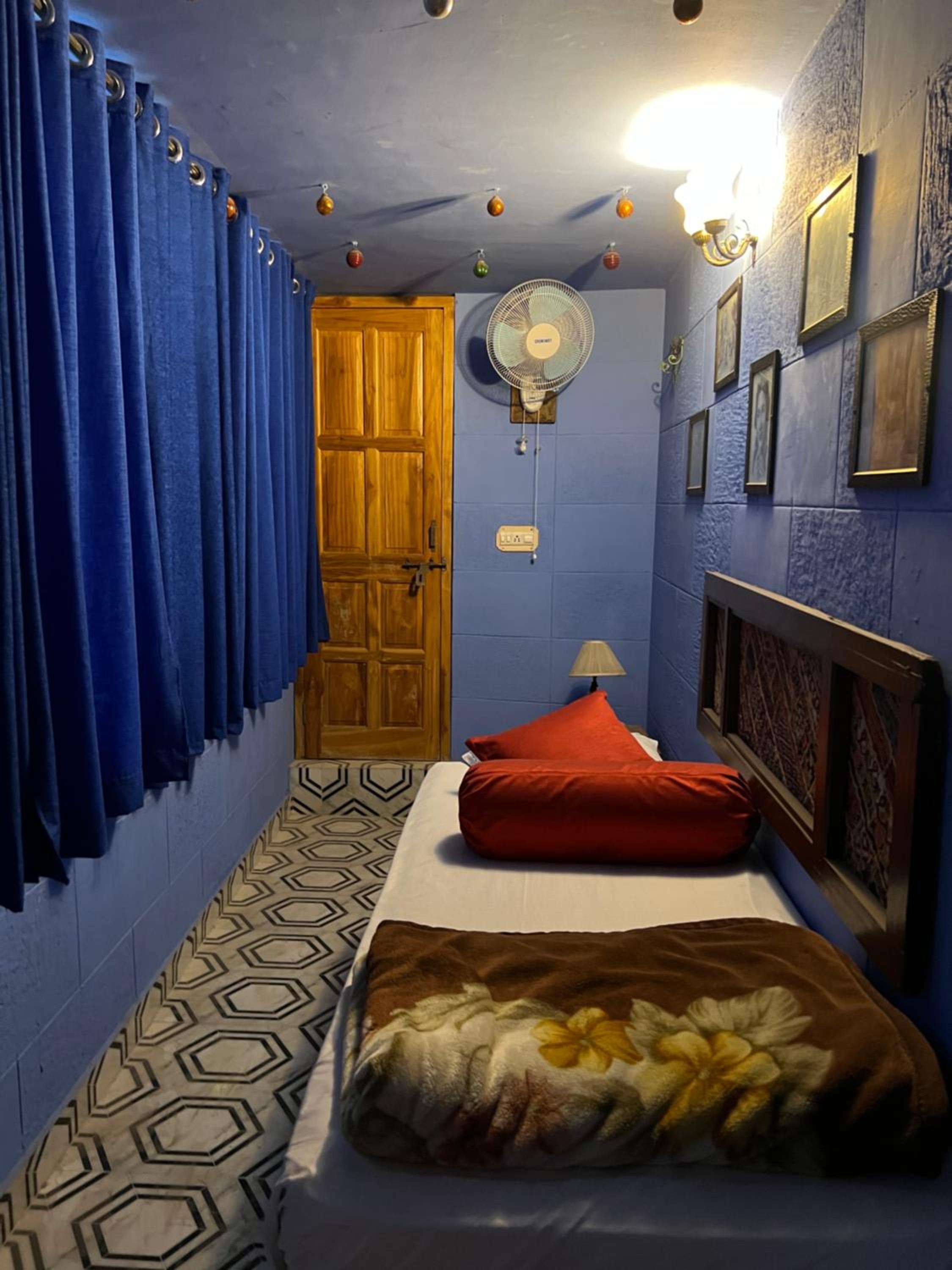 Single Room with Private Bathroom photo 1