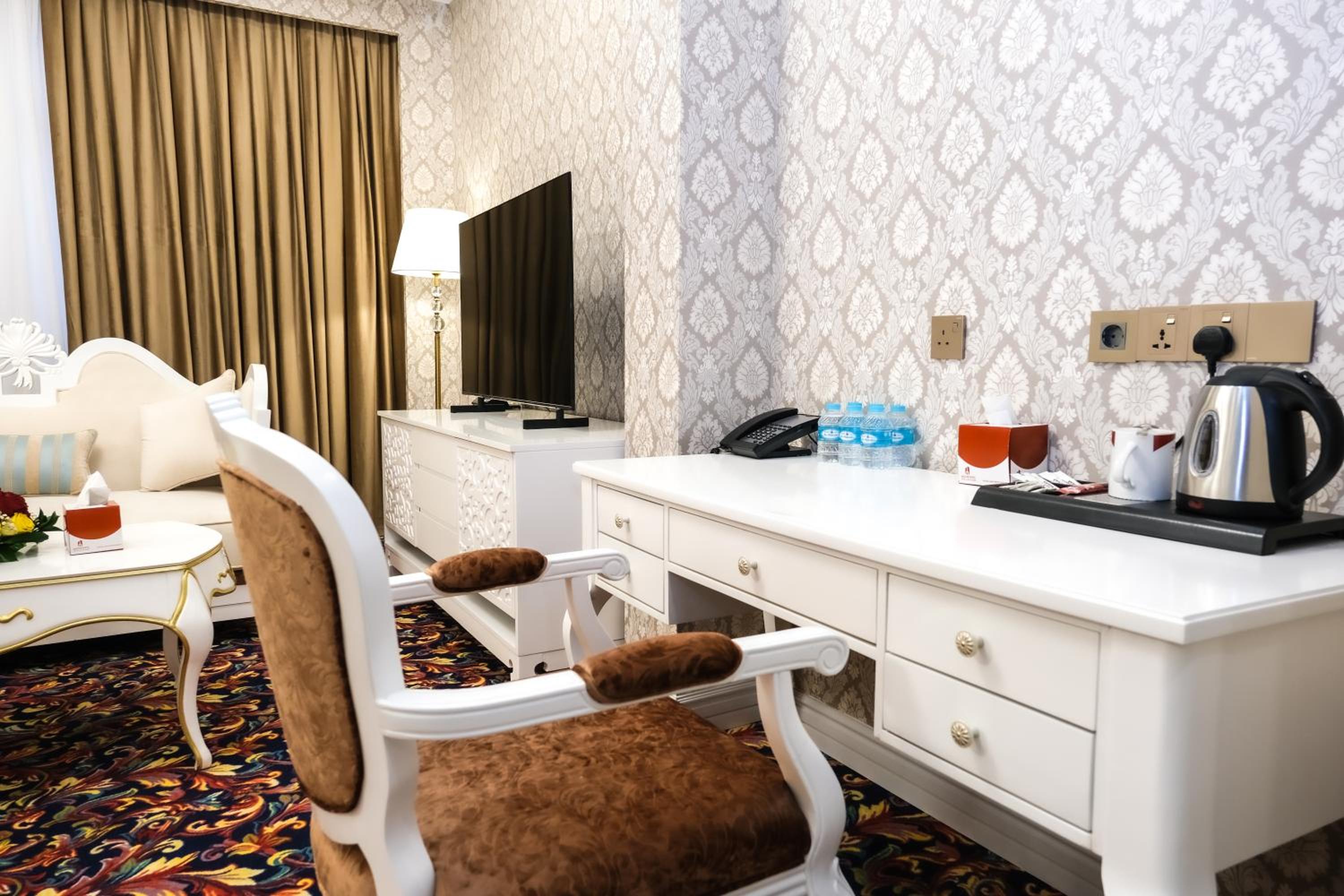 Executive Suite - Photo 5