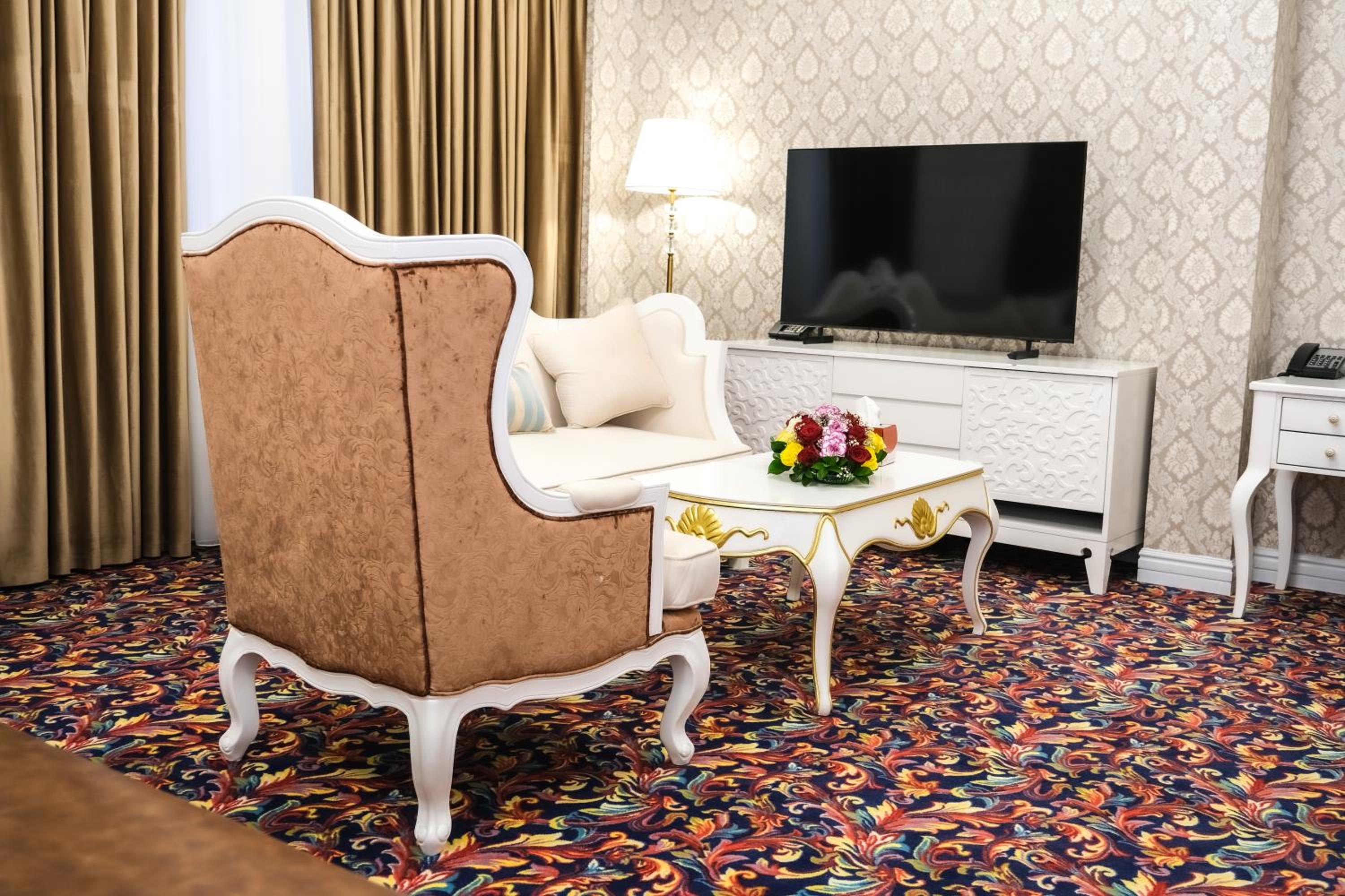 Executive Suite - Photo 4