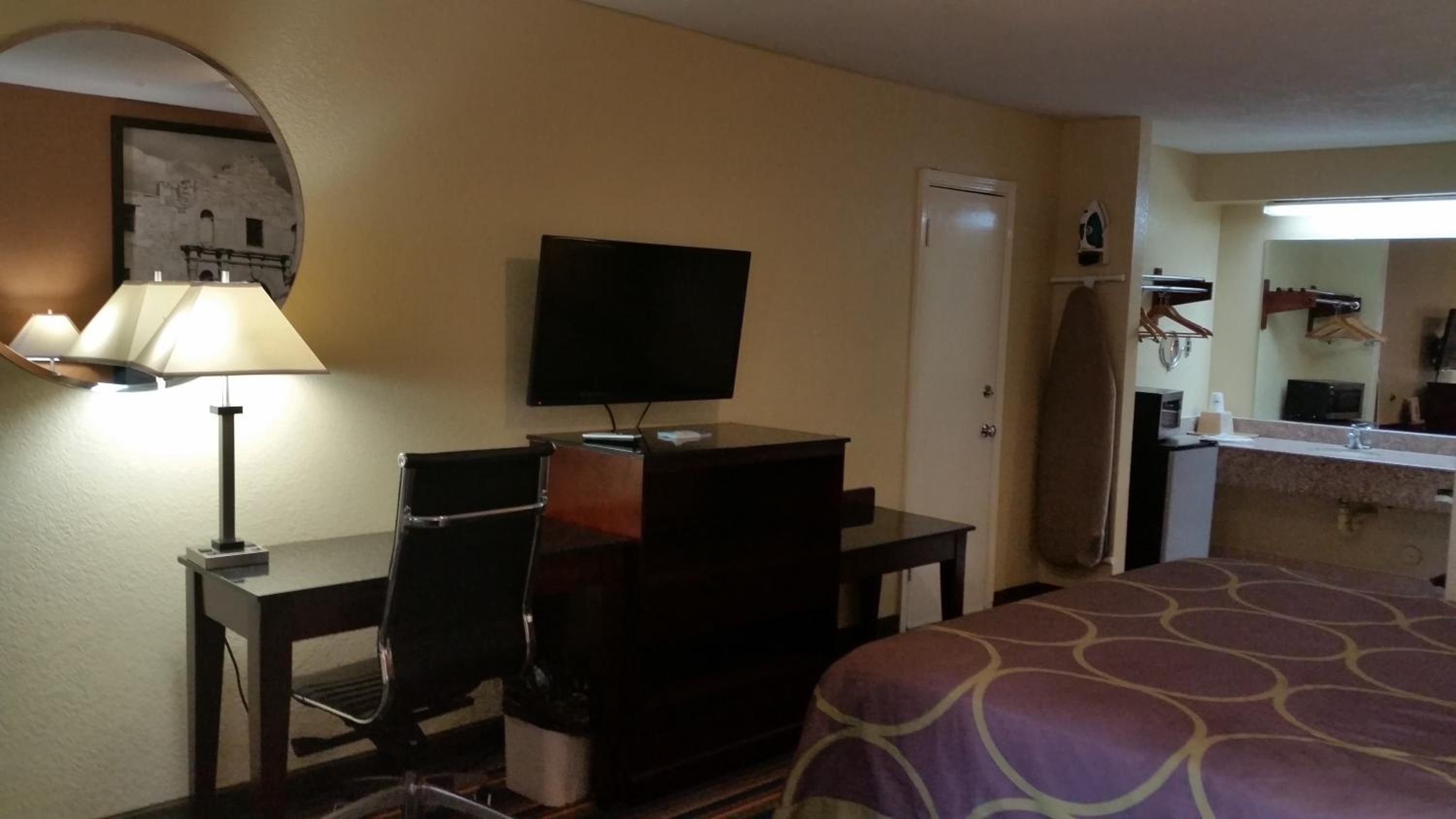King Room - Non-Smoking - Photo 1