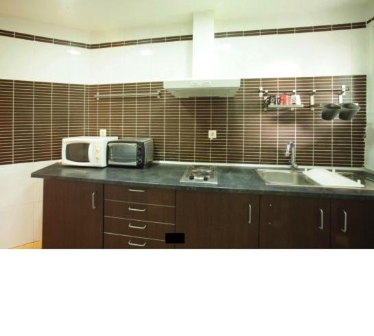 Three-Bedroom Apartment and two bathroom photo 2
