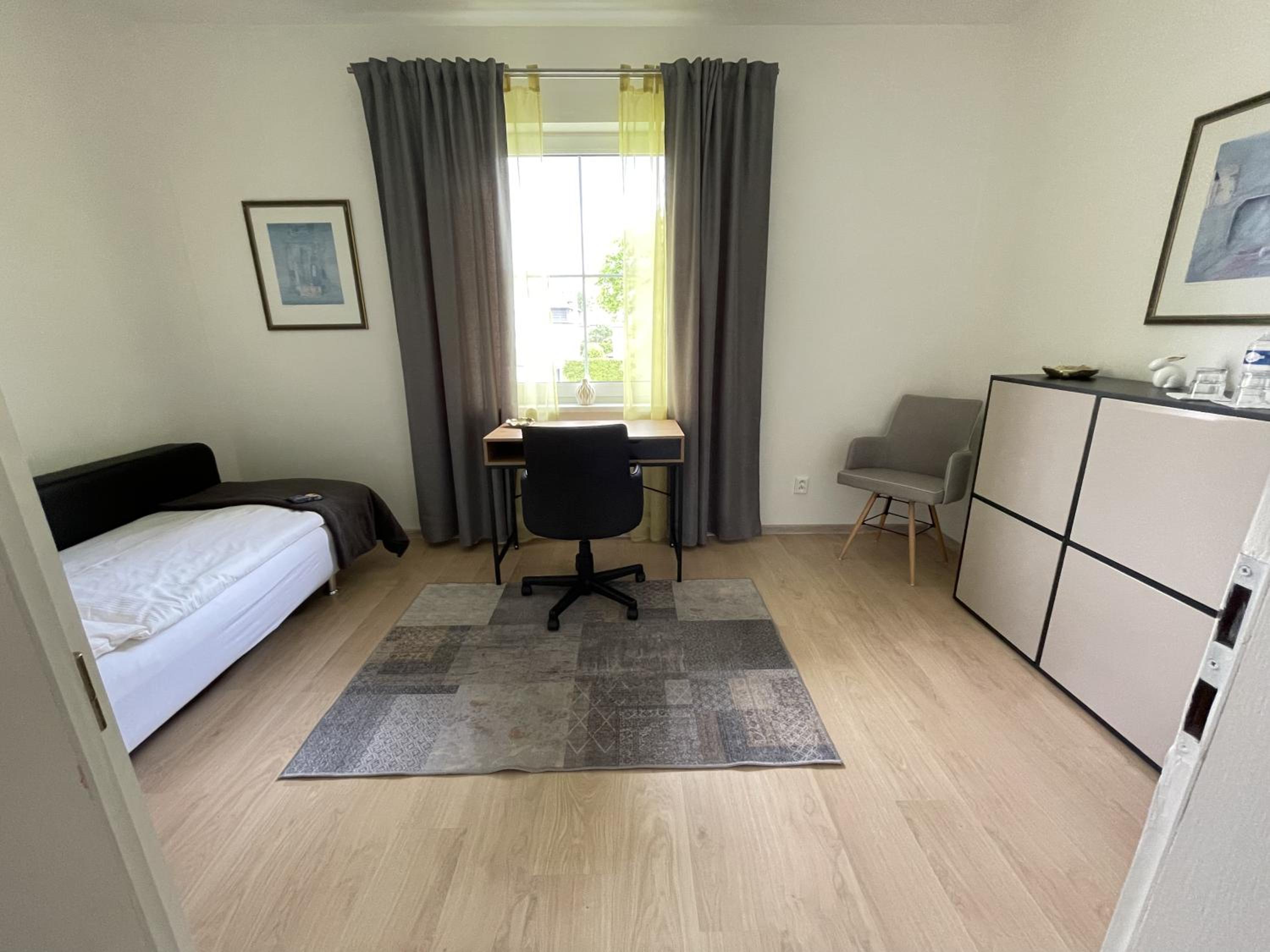 Family Room with Private Bathroom - Photo 2