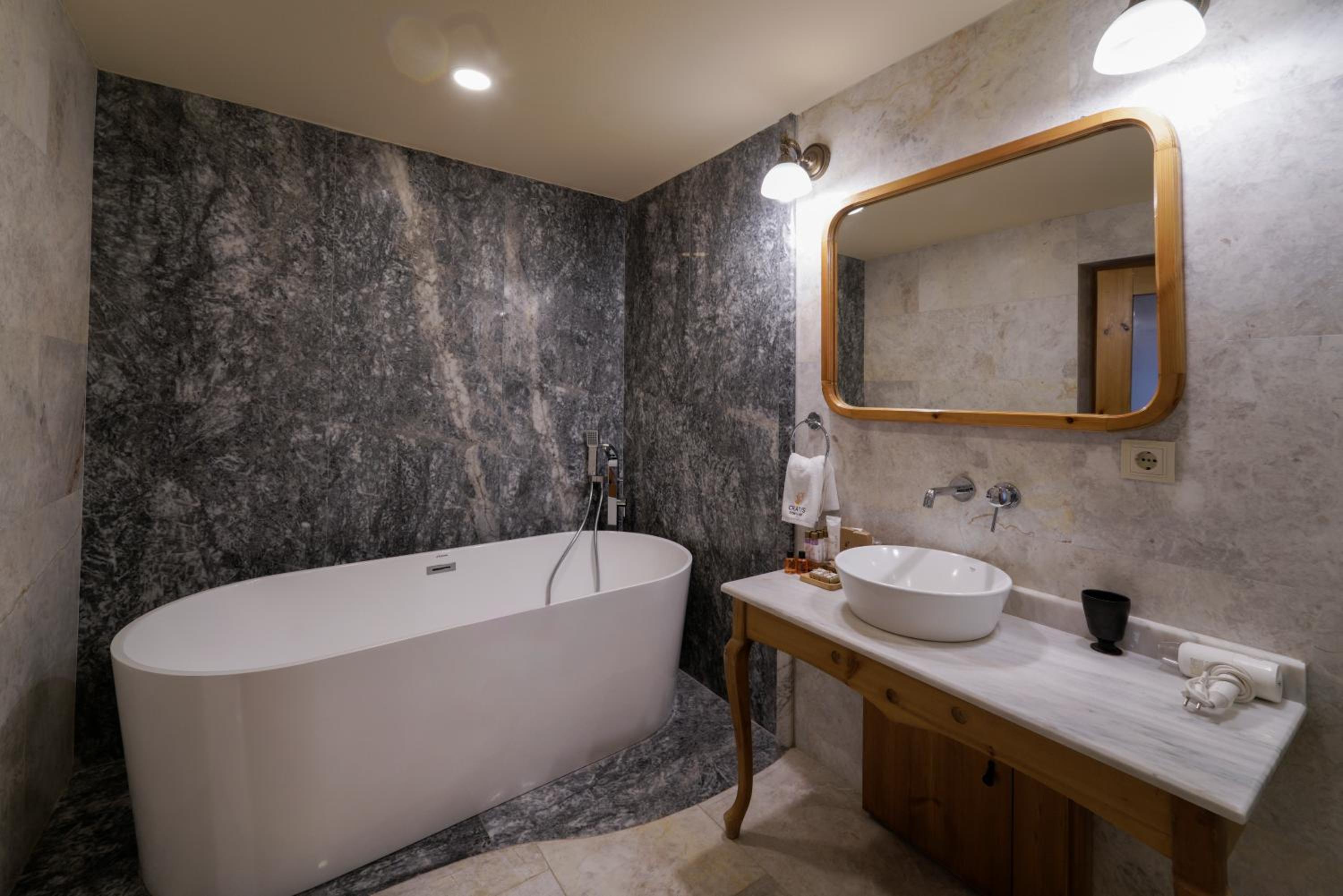 Deluxe Double Room with Bath - Photo 4