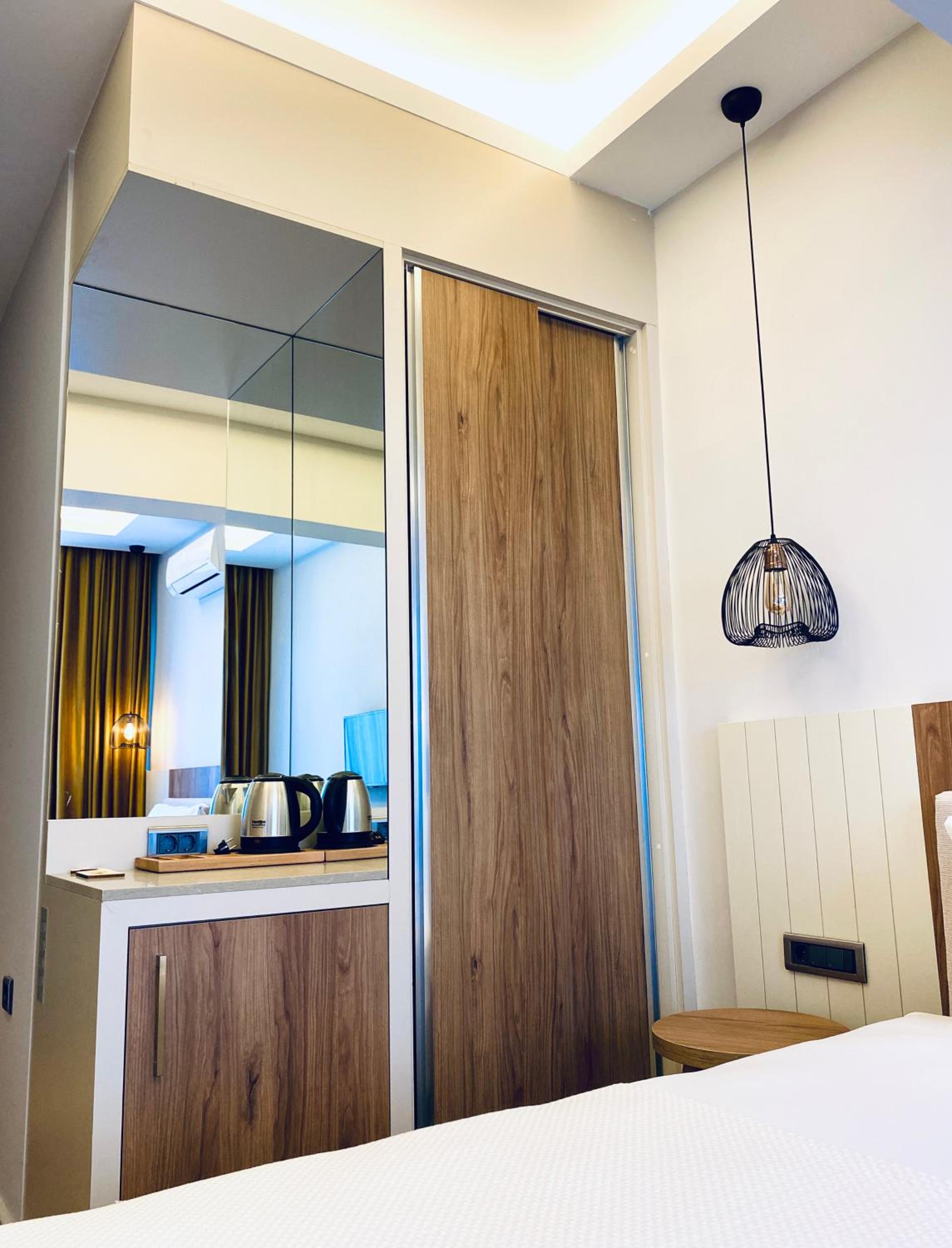 Deluxe Double Room with Side Sea View