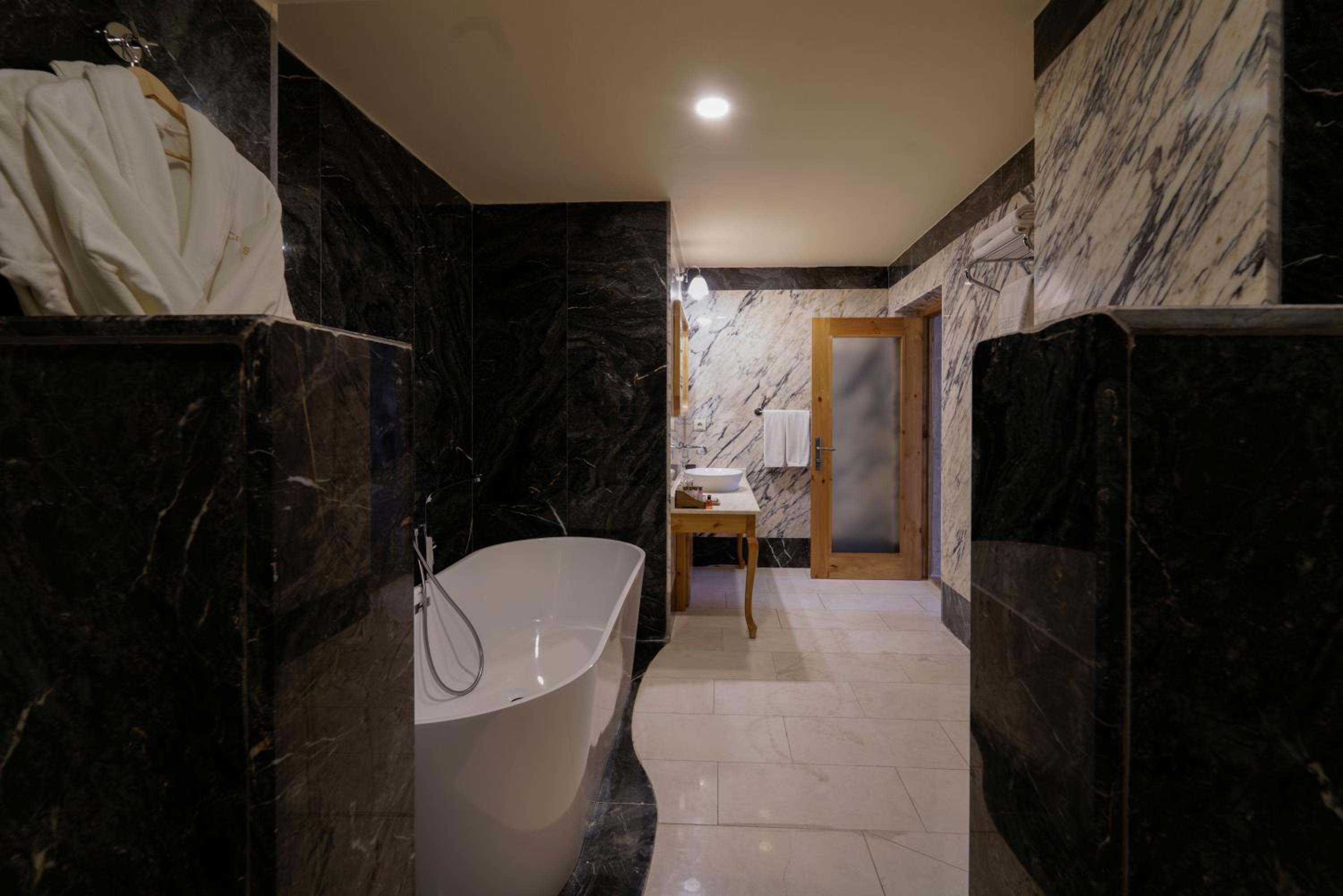 Stone Suite with Balcony - Photo 6