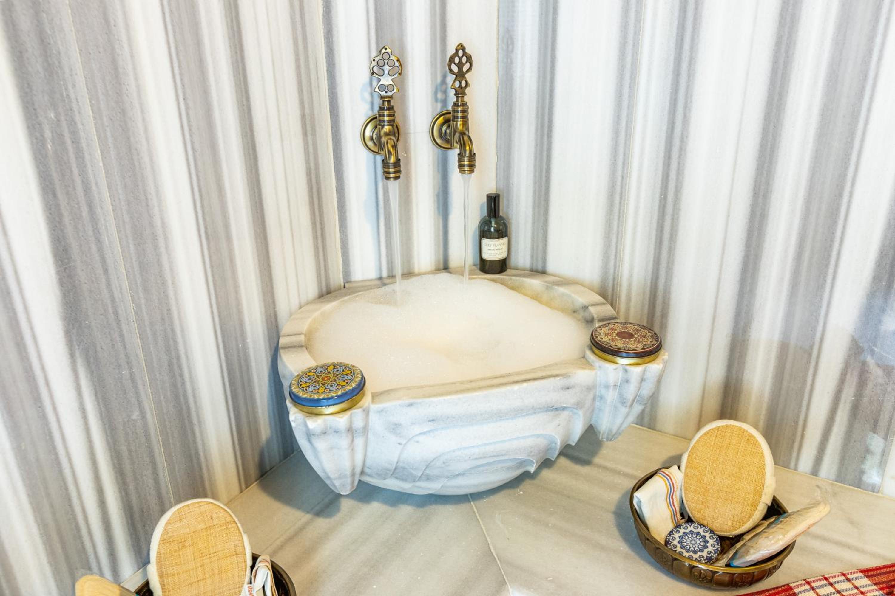 Deluxe Suite with Private Turkish Bathroom - Free Snacks & Appetizer photo 2