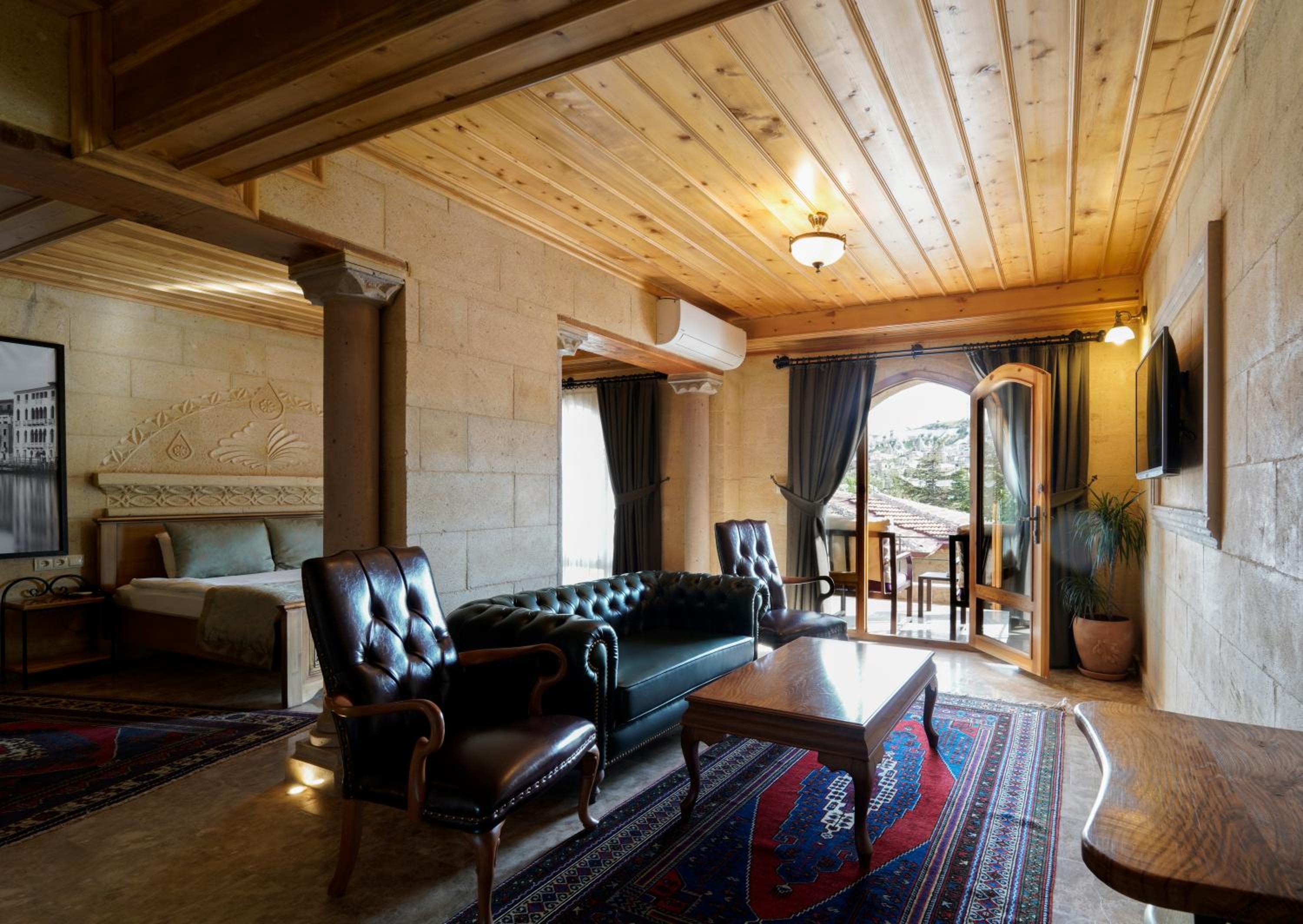 Stone Suite with Balcony - Photo 19