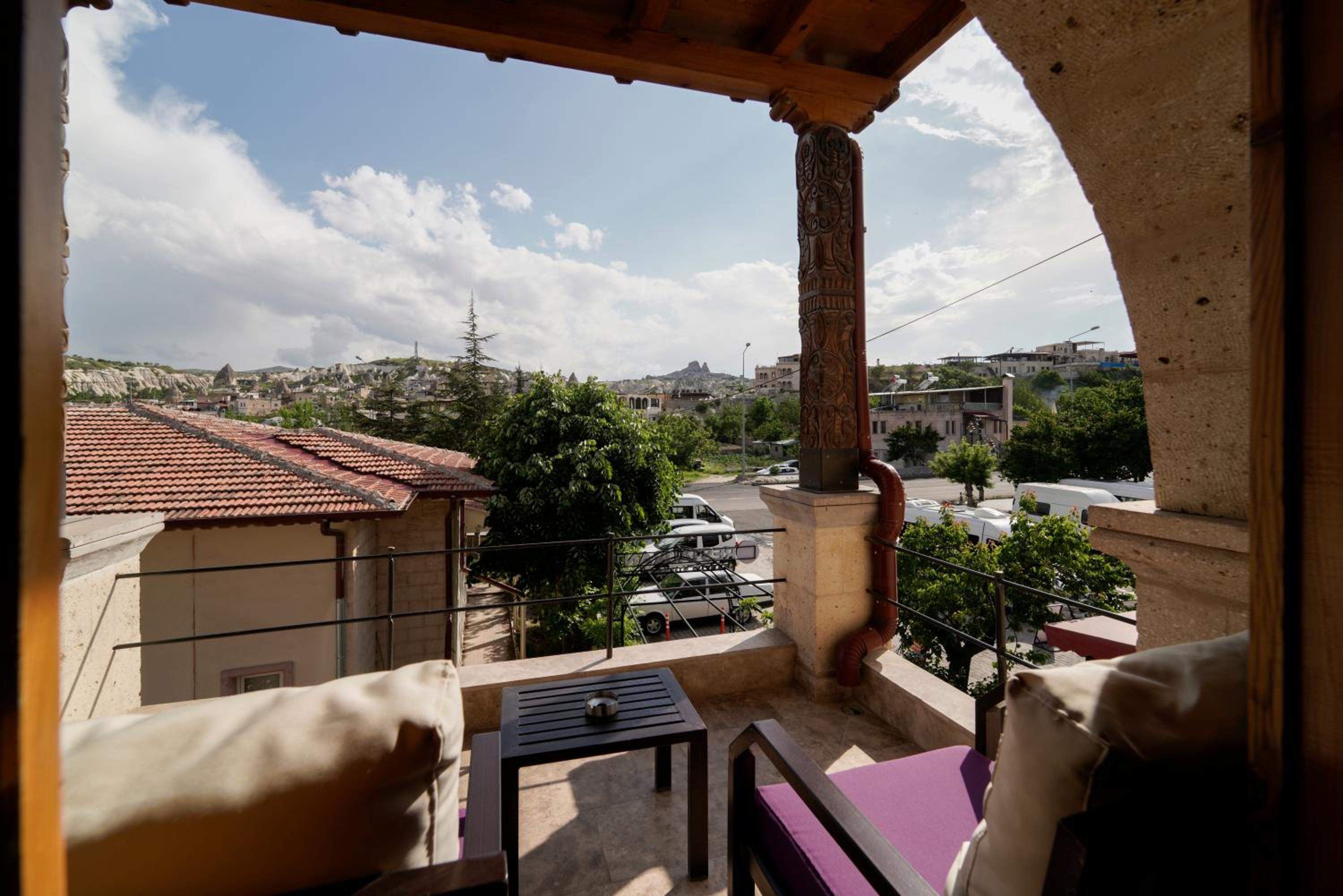 Stone Suite with Balcony - Photo 4