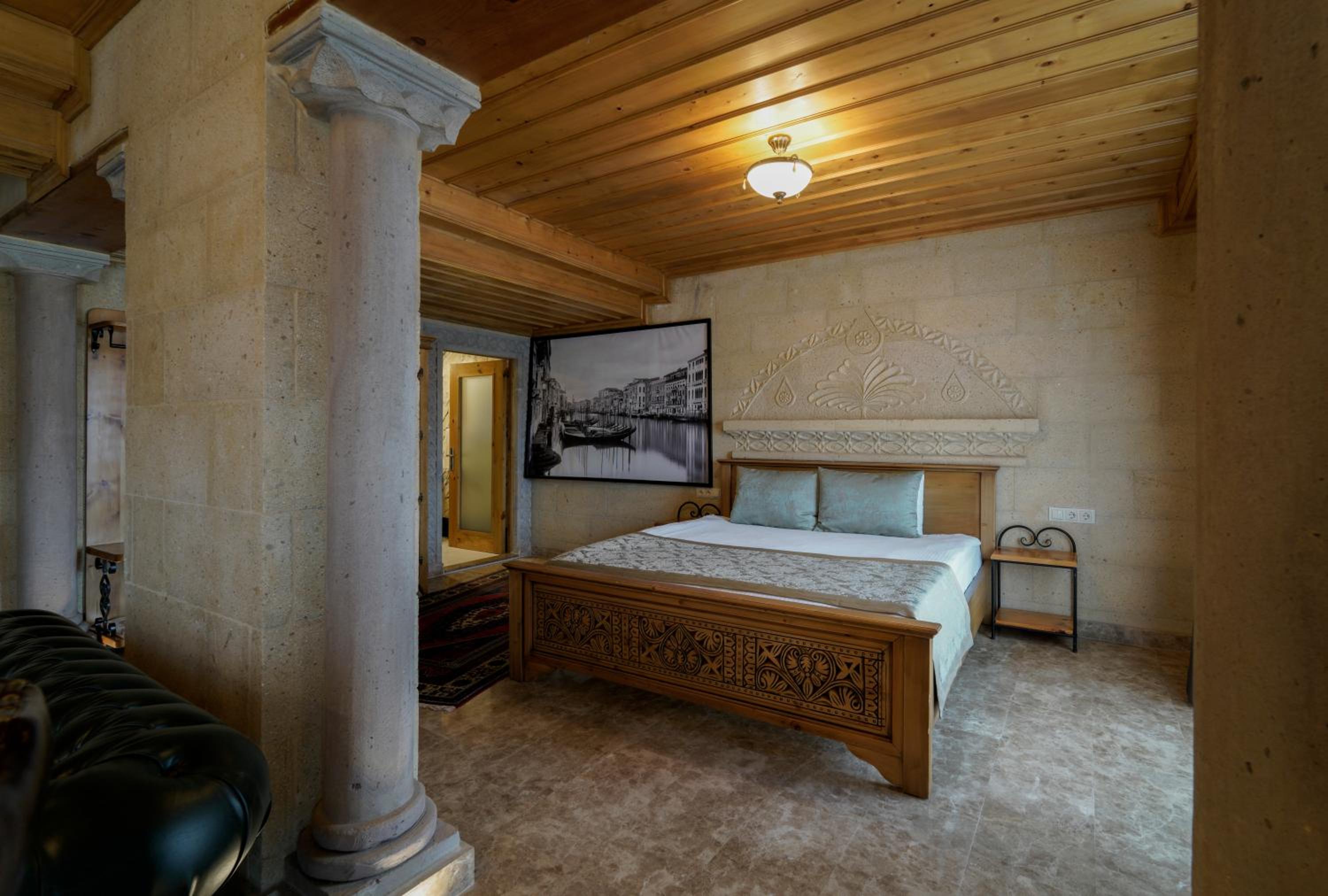 Stone Suite with Balcony - Photo 18