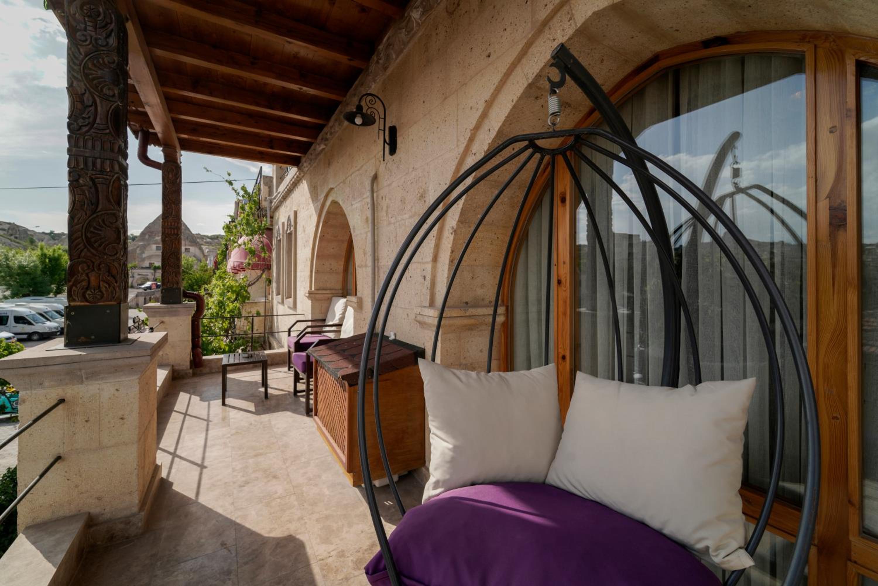 Stone Suite with Balcony - Photo 7