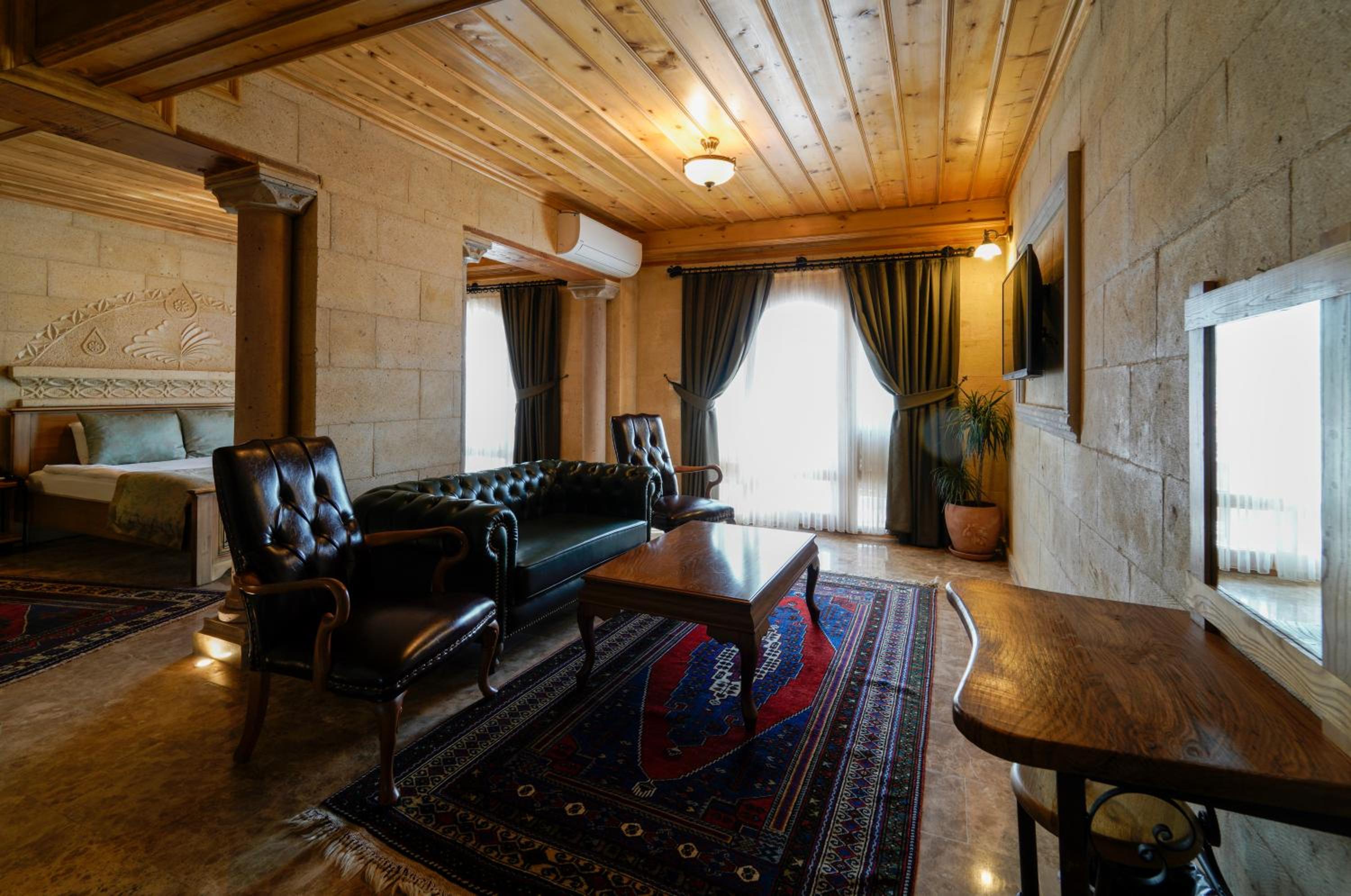Stone Suite with Balcony - Photo 14