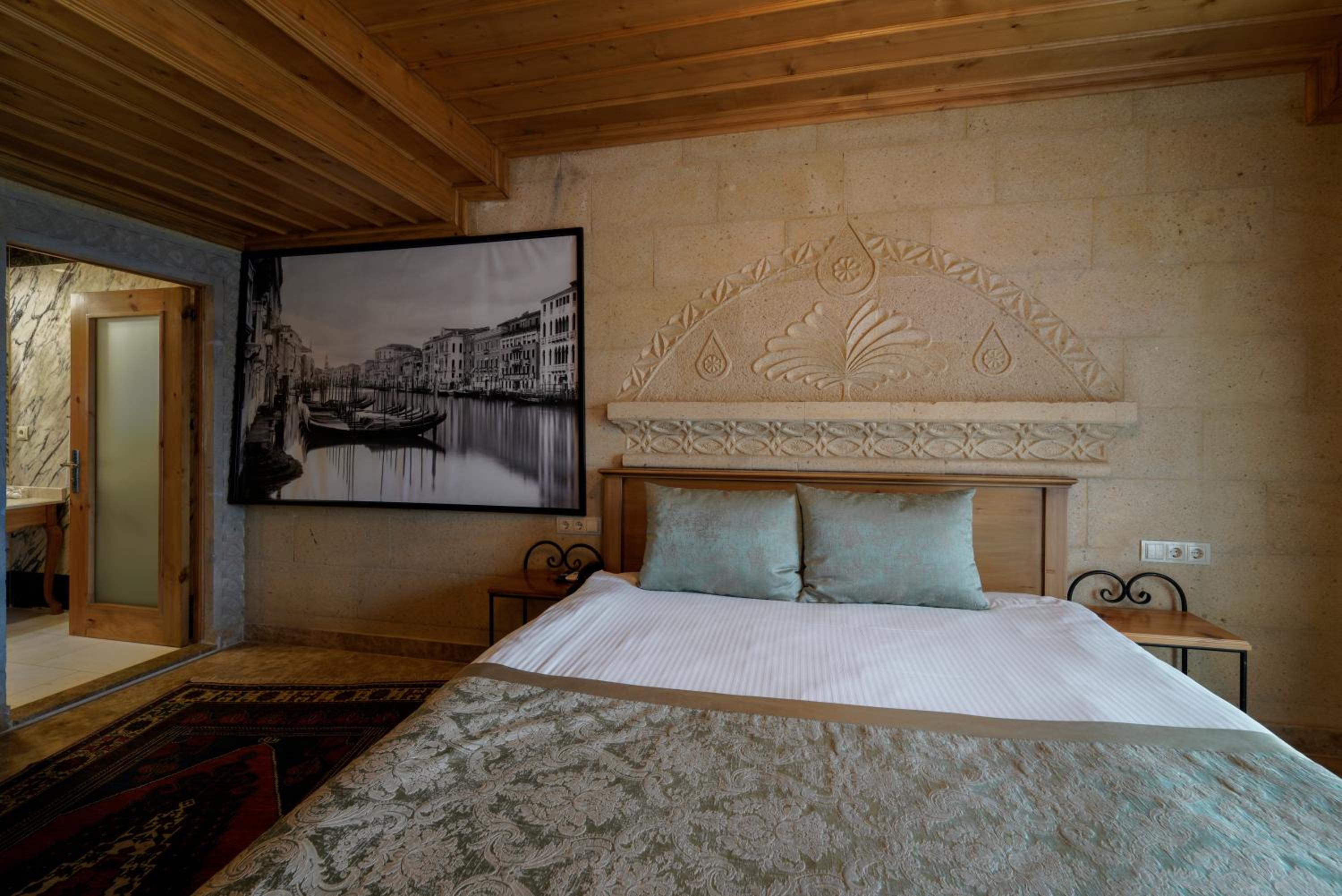 Stone Suite with Balcony - Photo 13
