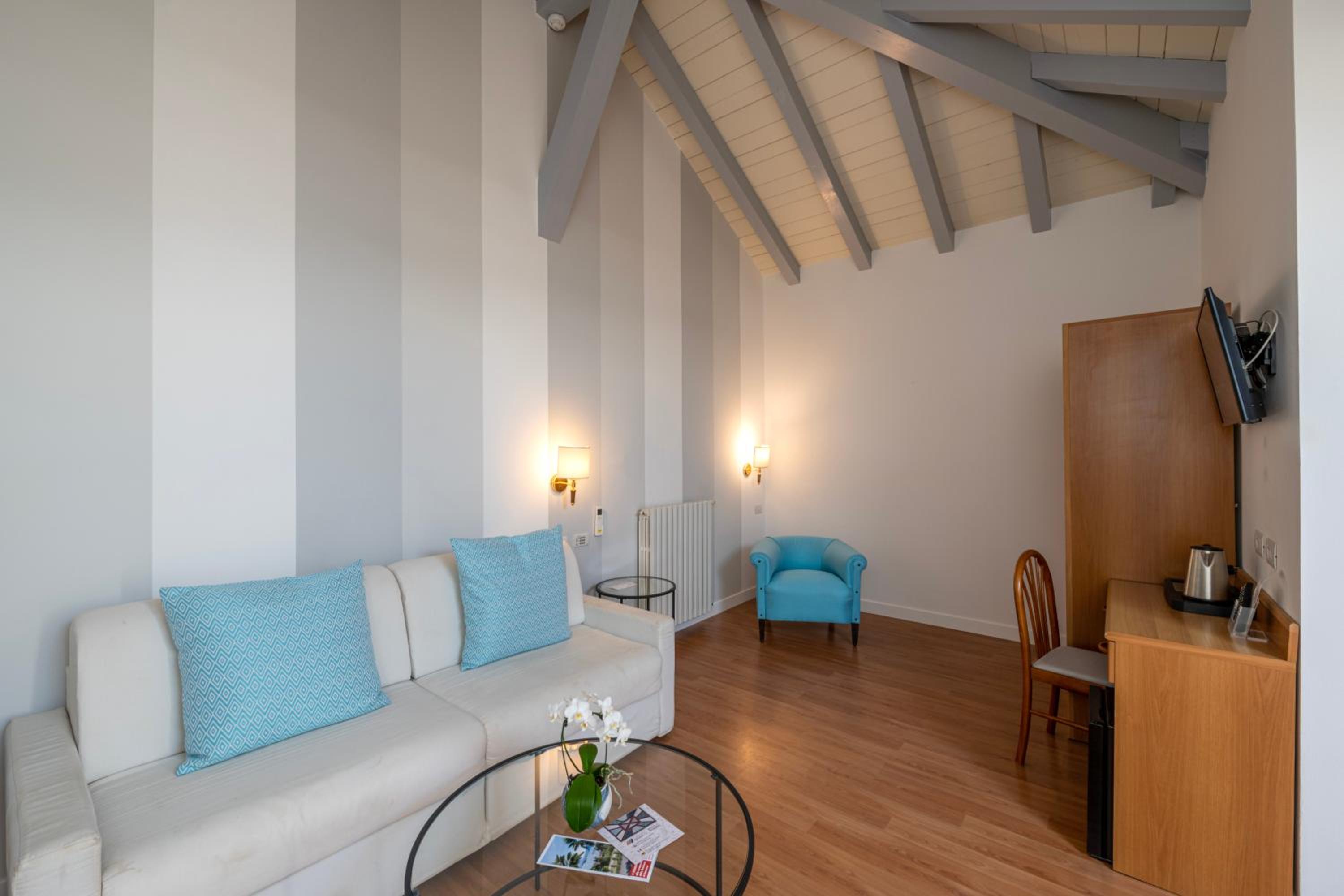 Mini Suite with Lake View - Split Level - Photo 3