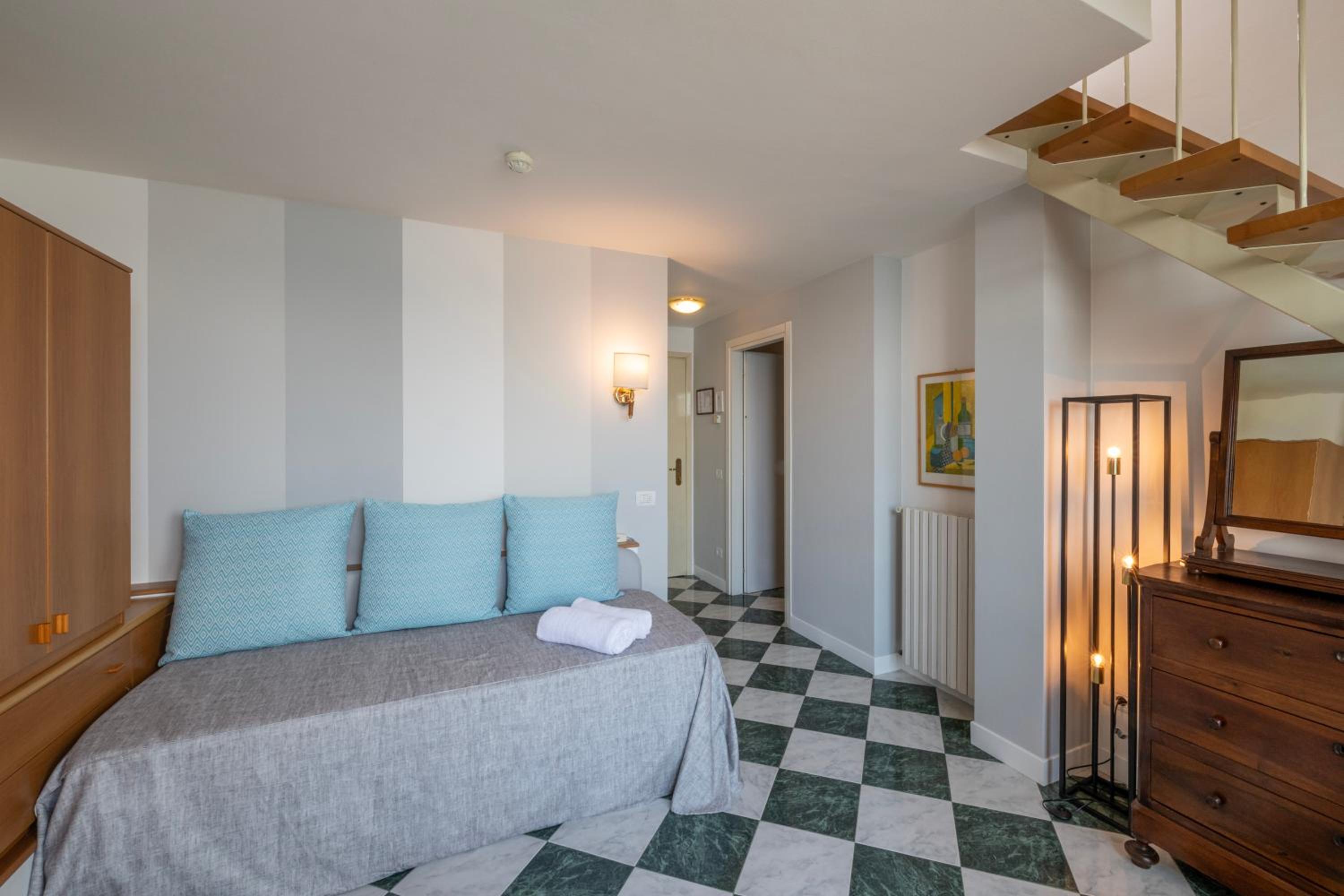 Mini Suite with Lake View - Split Level - Photo 8