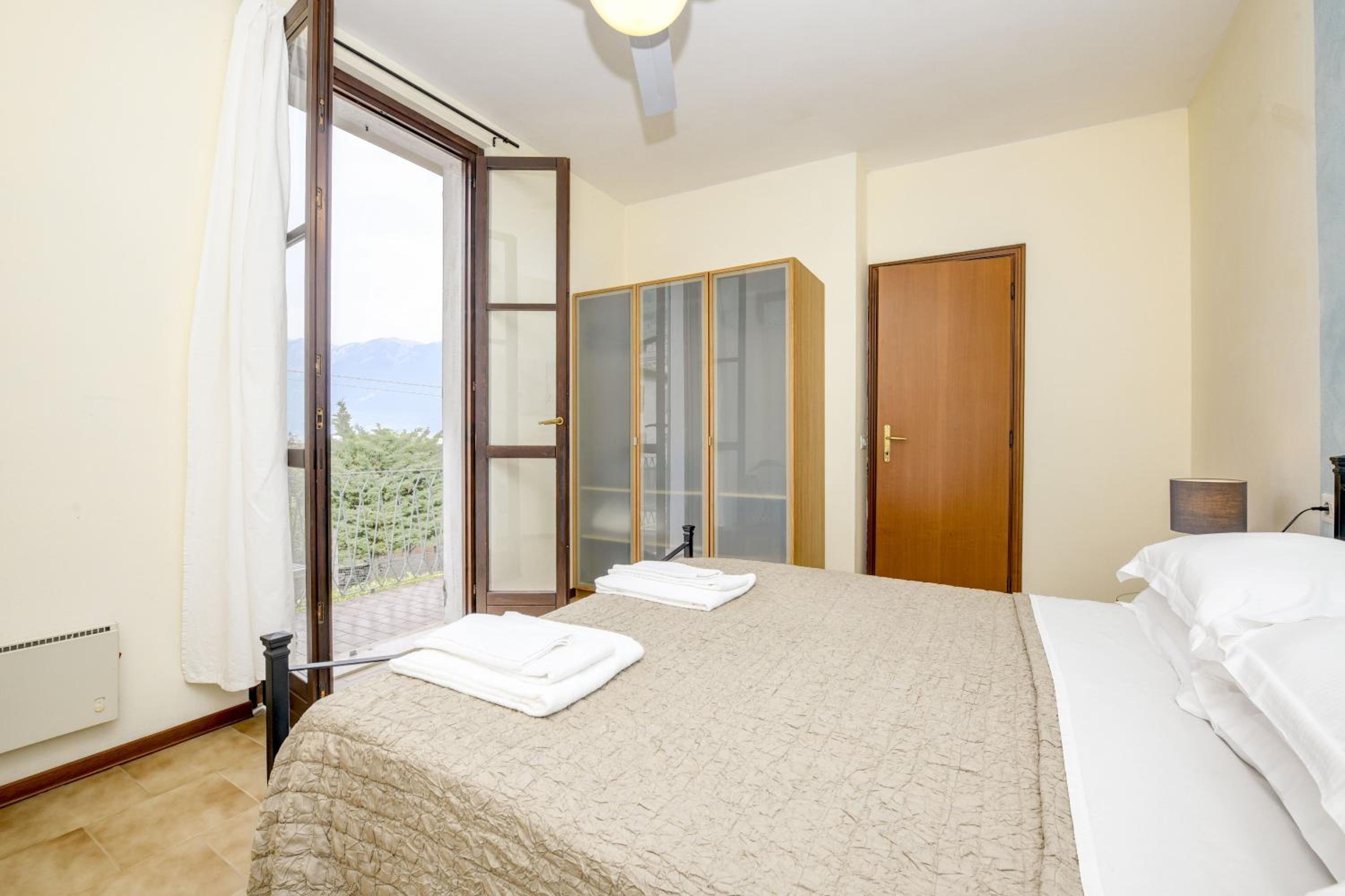 Apartment with Lake View photo 3