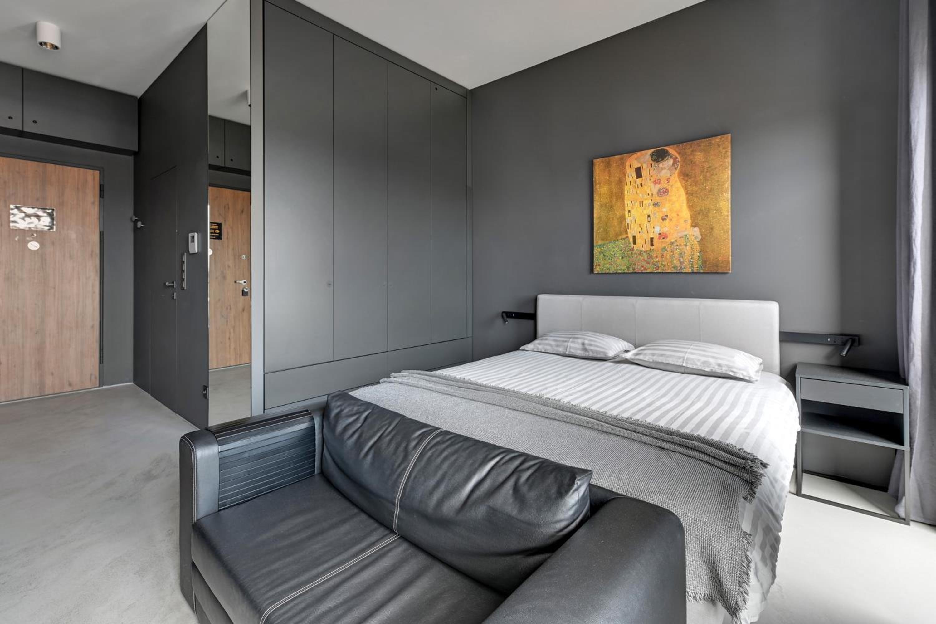 One-Bedroom Apartment - Photo 1