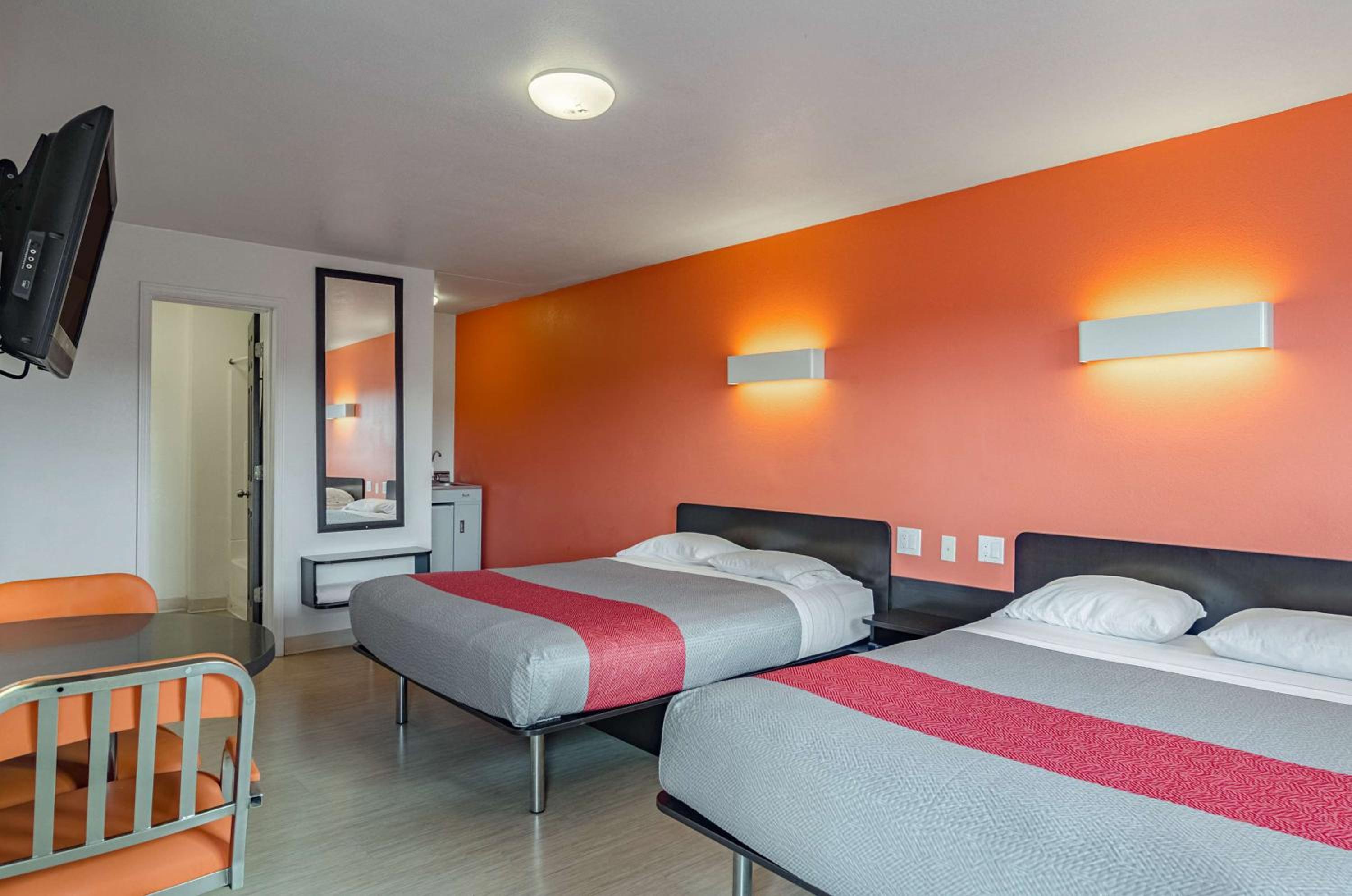 Queen Room with Two Queen Beds - Non-Smoking photo 2