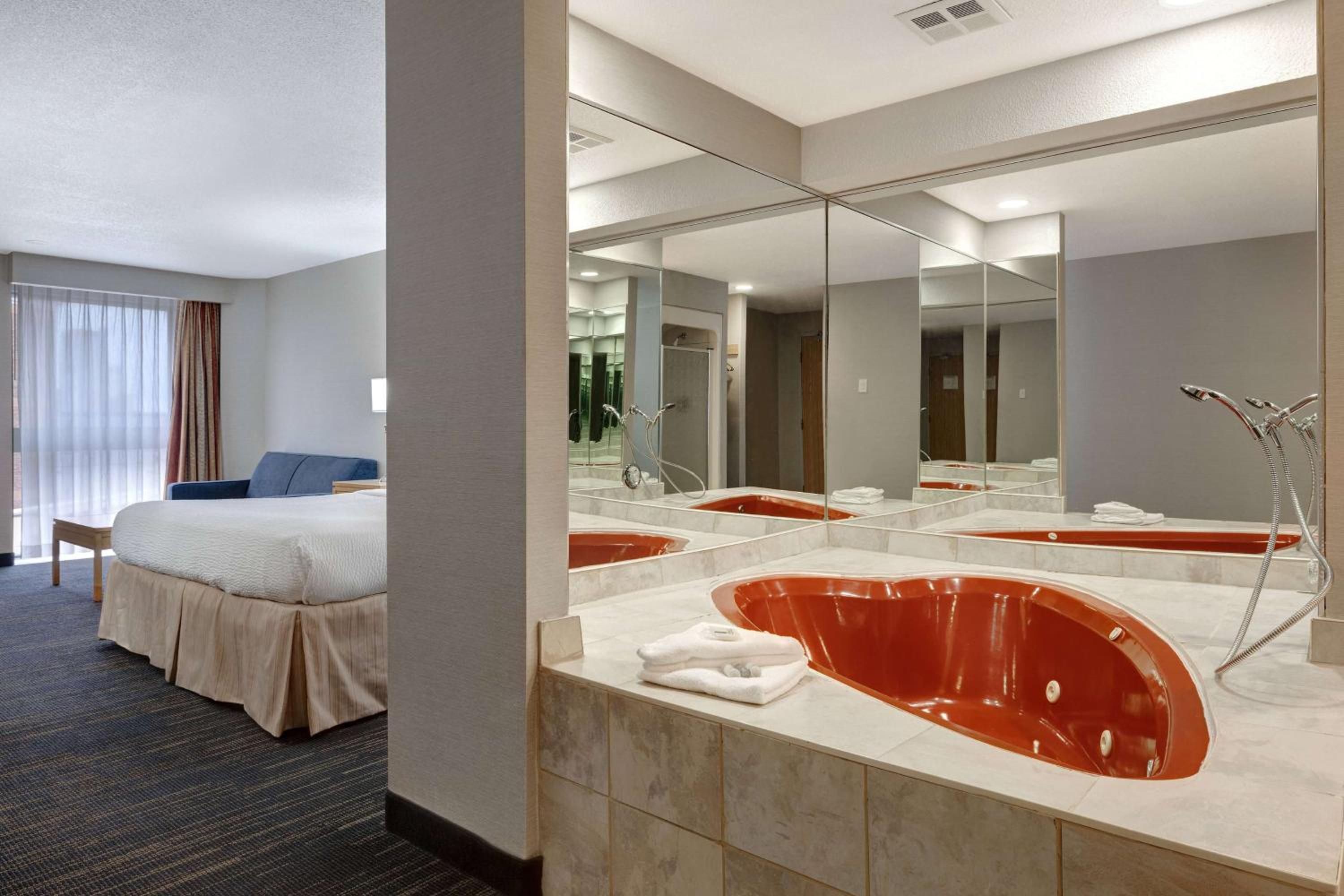 Deluxe King Room with Hot Tub - Non-Smoking thumbnail 5