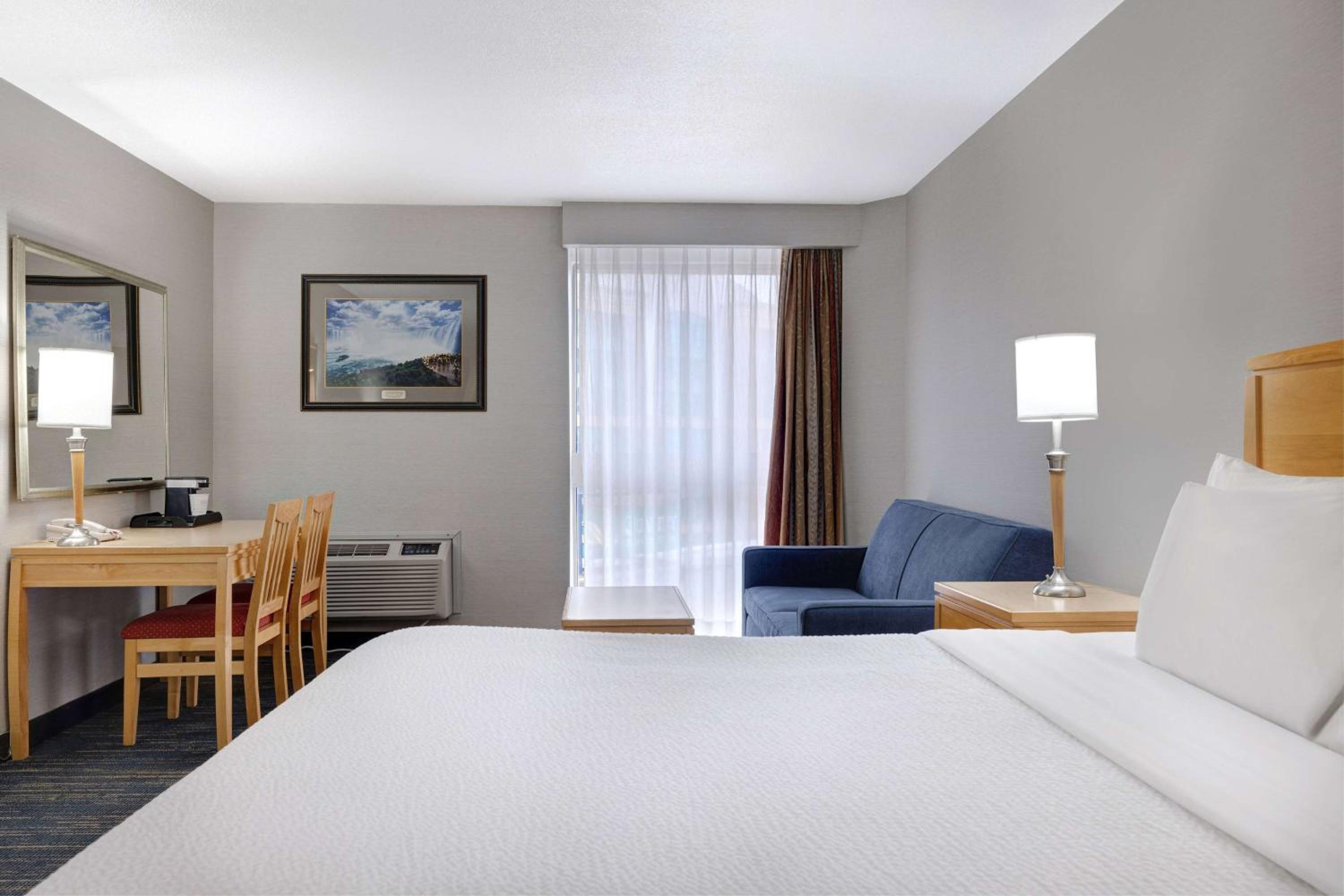 Deluxe King Room with Hot Tub - Non-Smoking