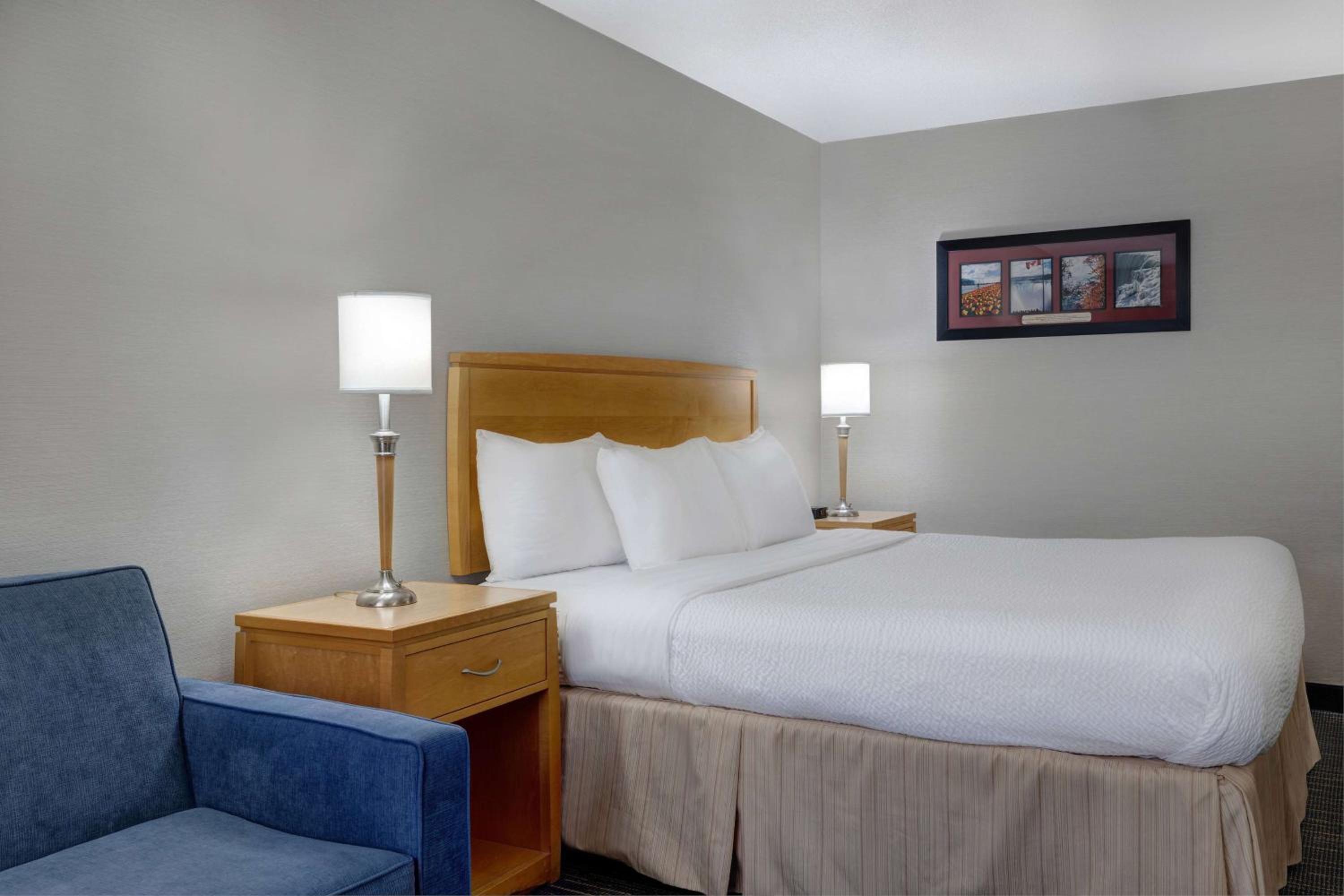 Deluxe King Room with Hot Tub - Non-Smoking
