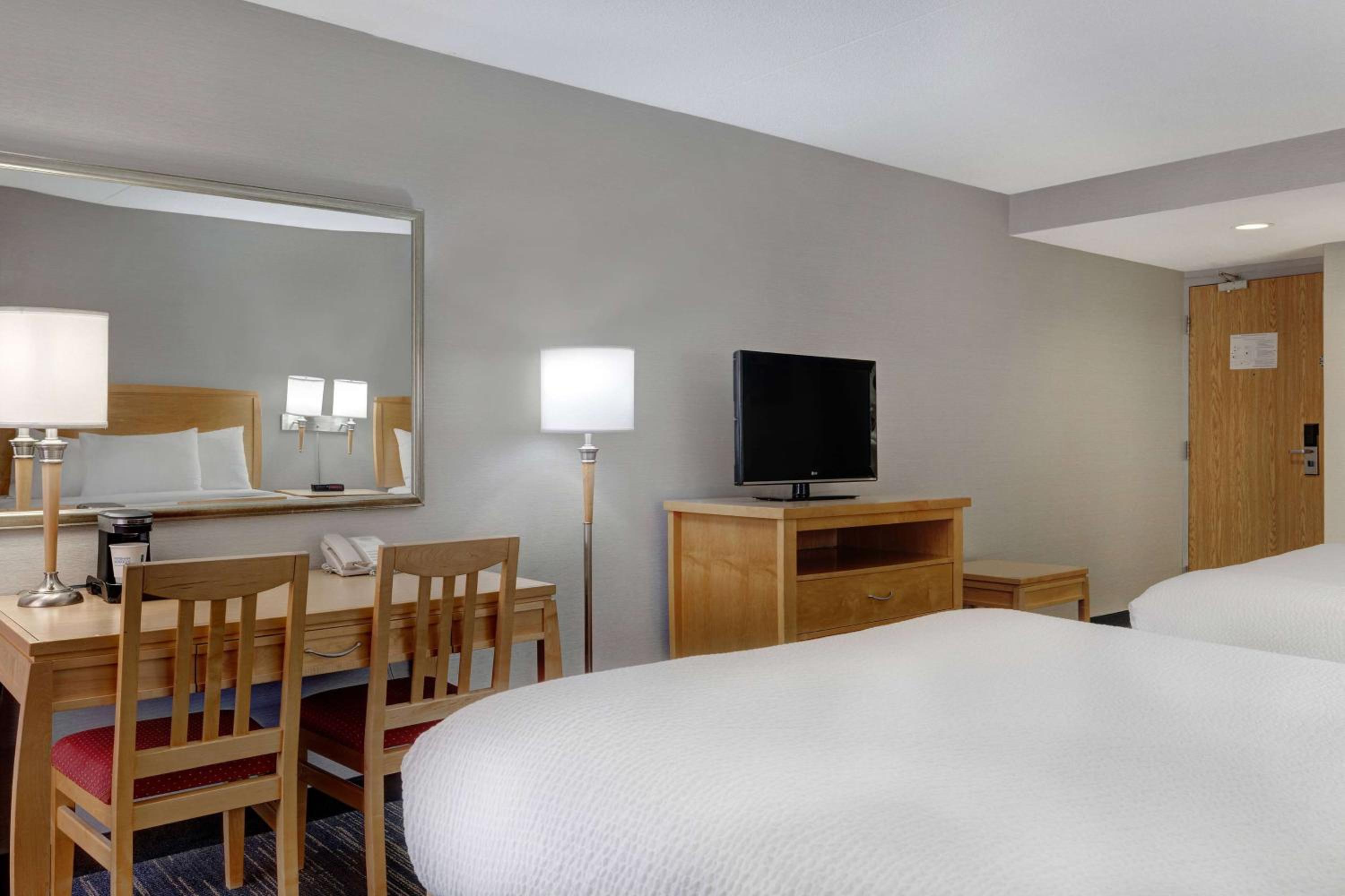 Queen Room with Two Queen Beds - Non-Smoking thumbnail 5