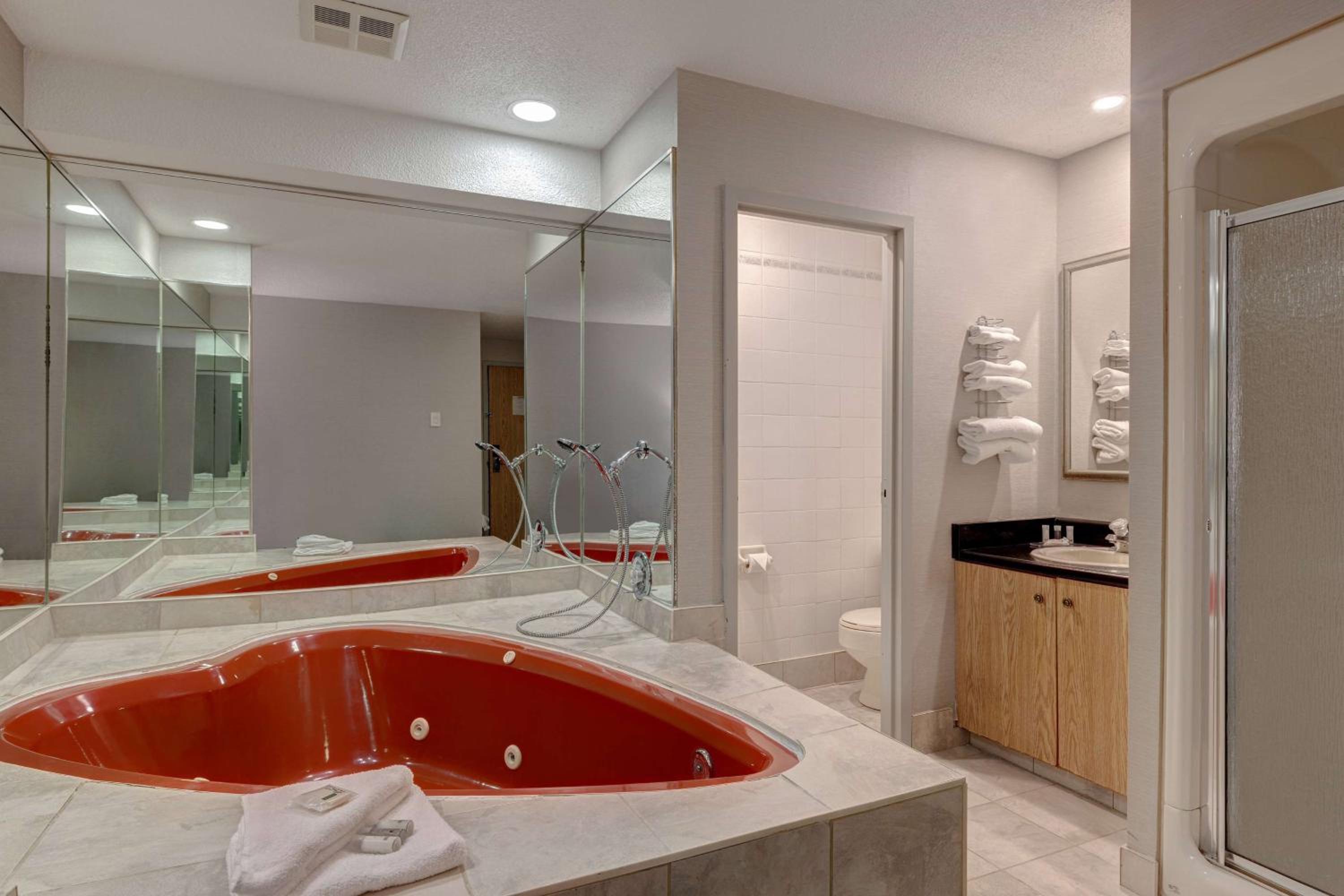 Deluxe King Room with Hot Tub  - Non-Smoking - Photo 7
