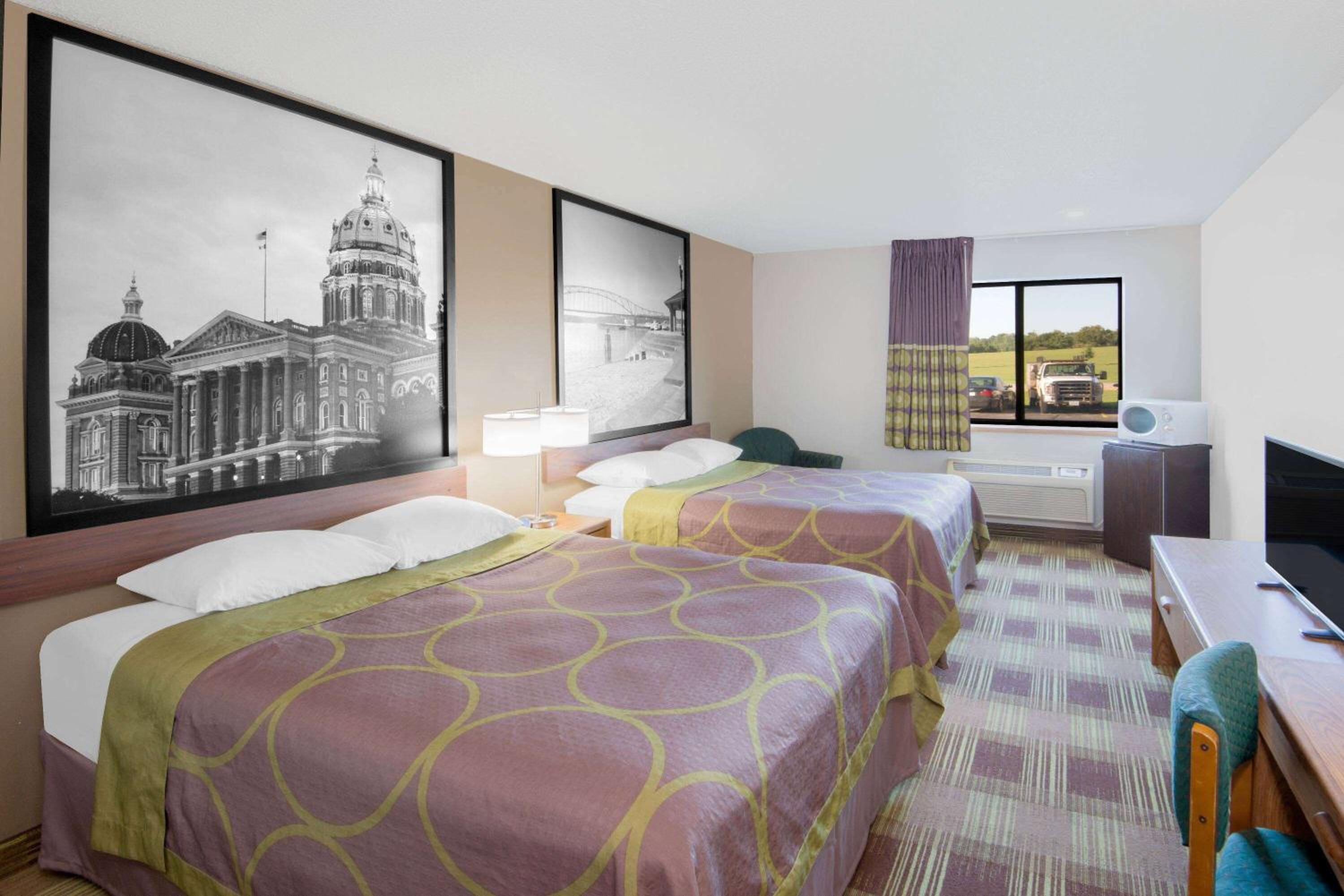 Queen Room with Two Queen Beds - Non-Smoking - Photo 5