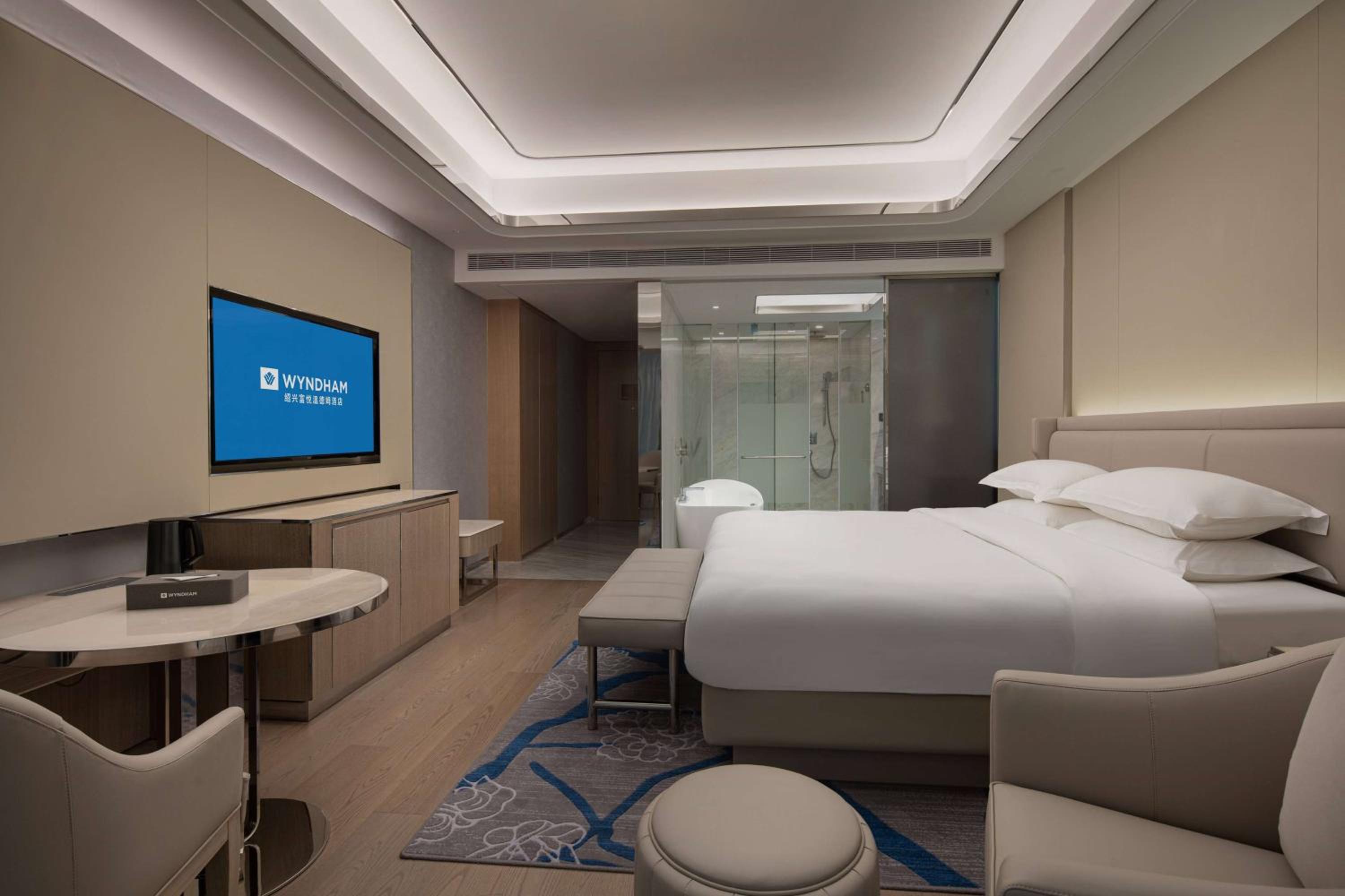 Executive King Room with Full Lake View photo 2