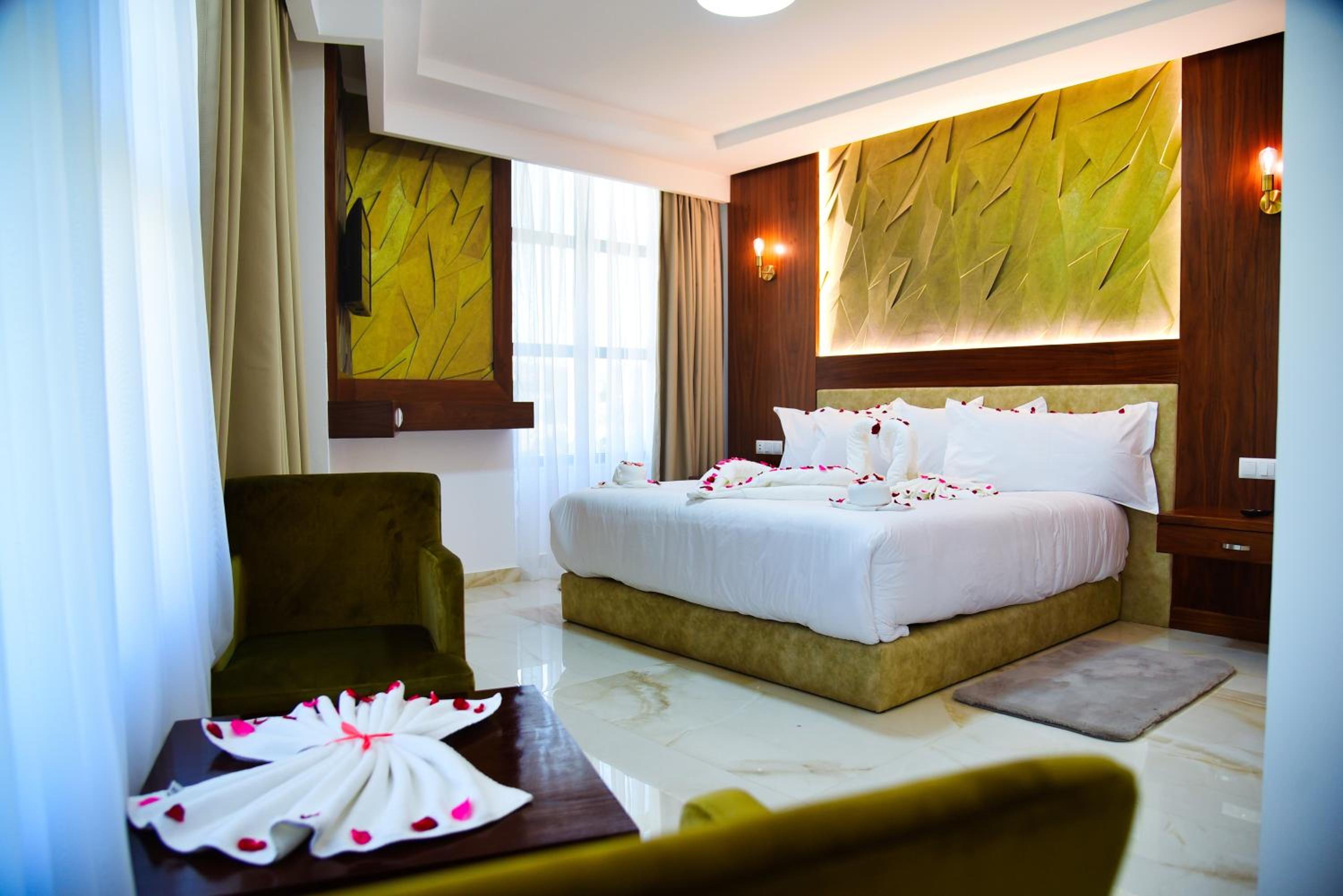 Deluxe Queen Room - Photo 10