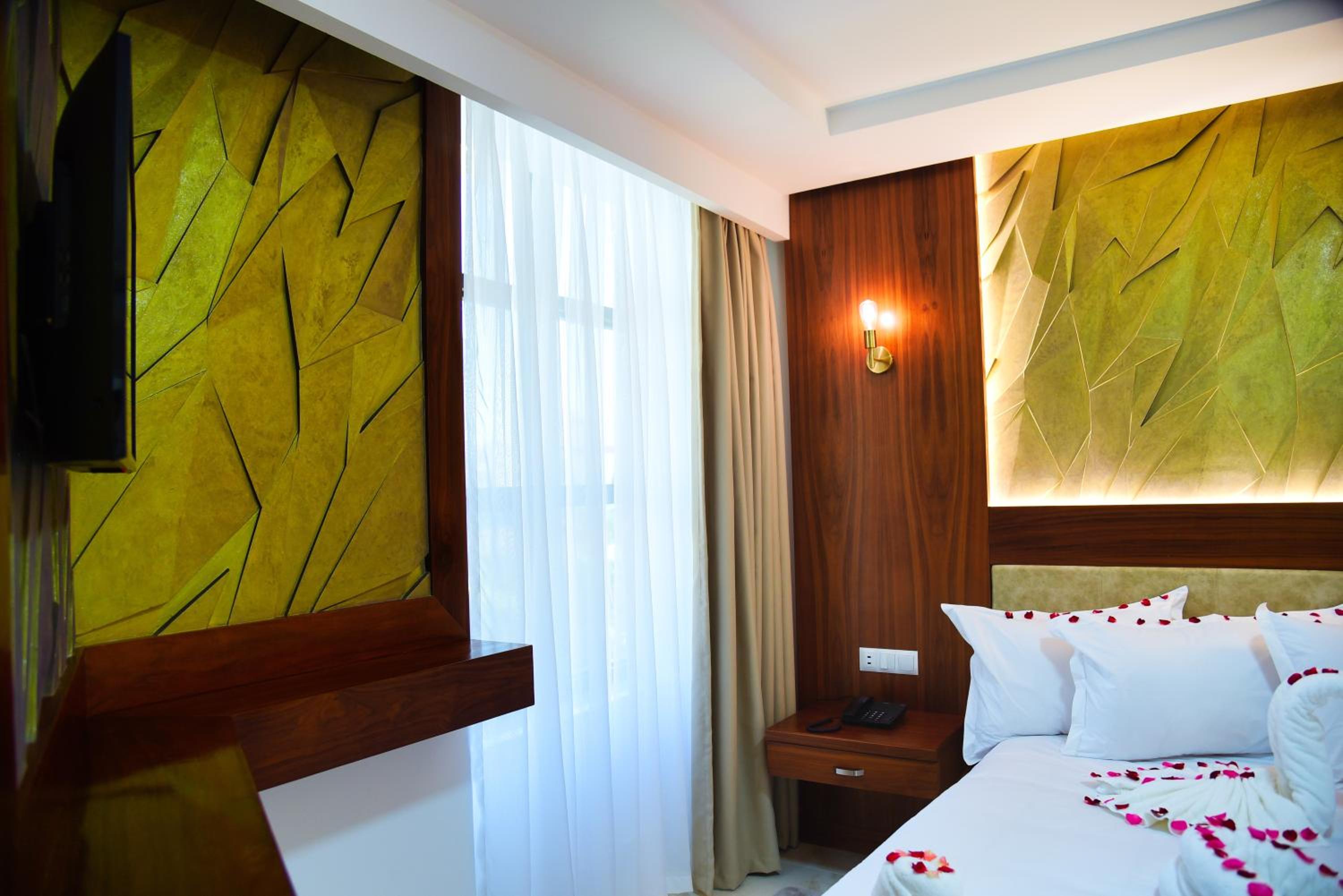 Deluxe Queen Room - Photo 11