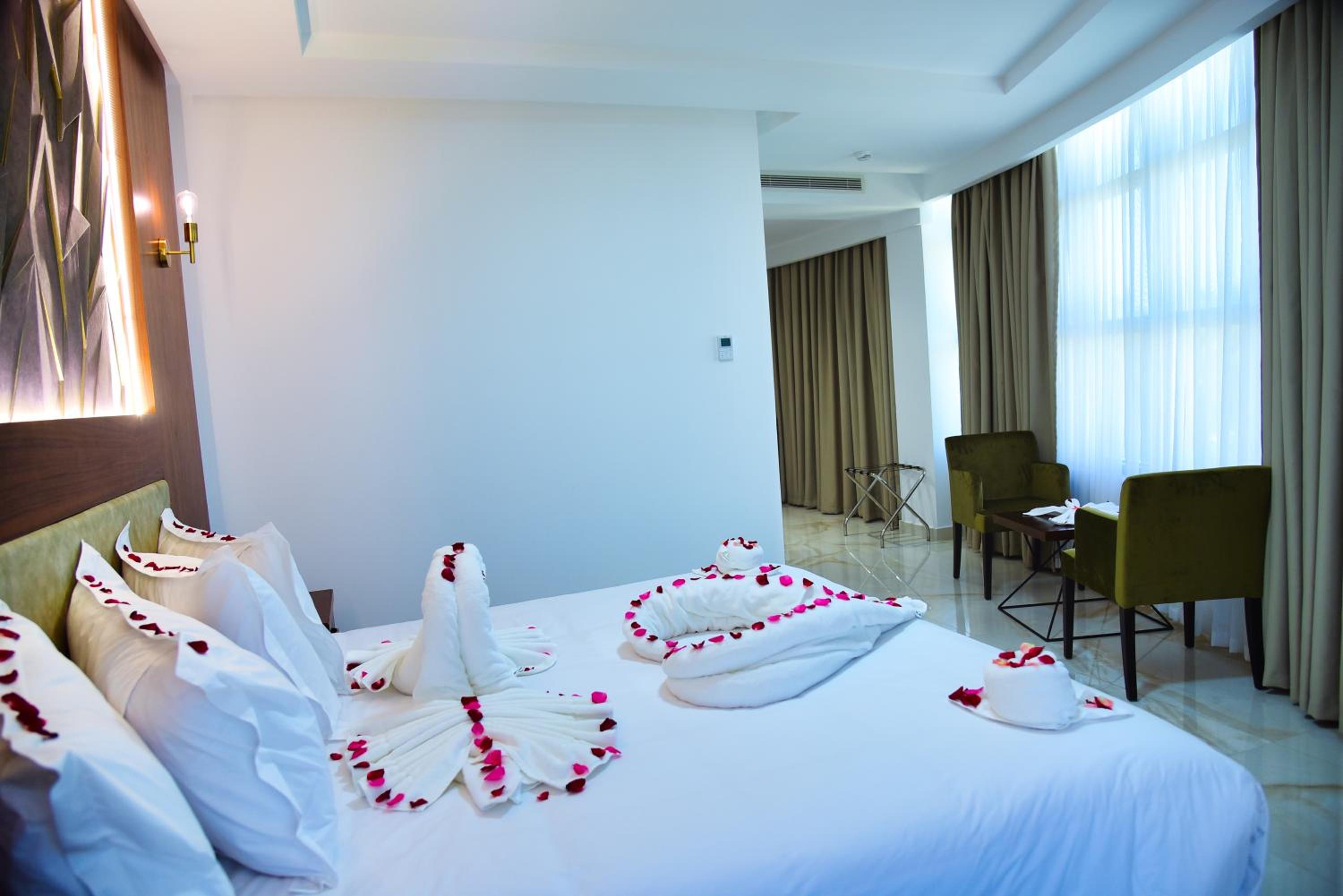 Deluxe Queen Room - Photo 14