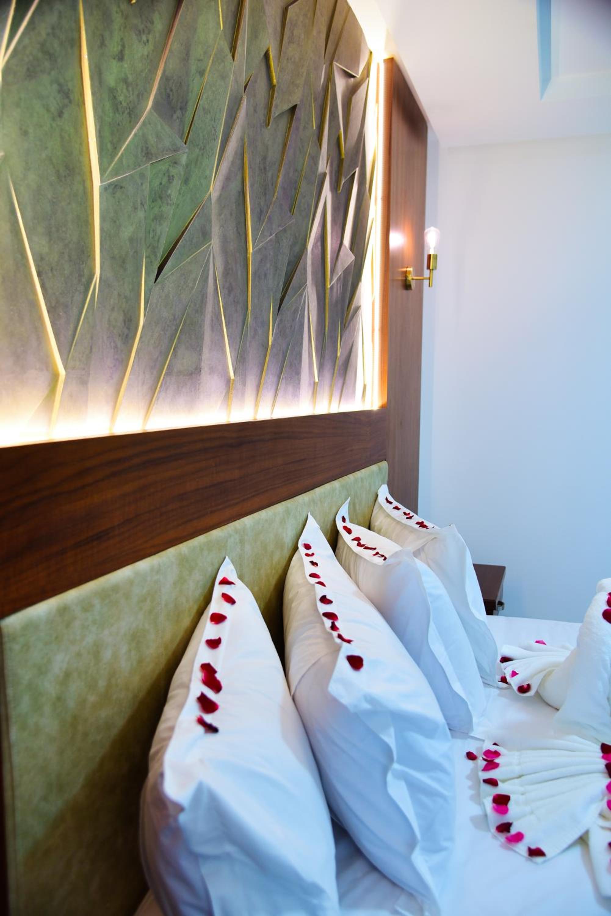 Deluxe Queen Room - Photo 9