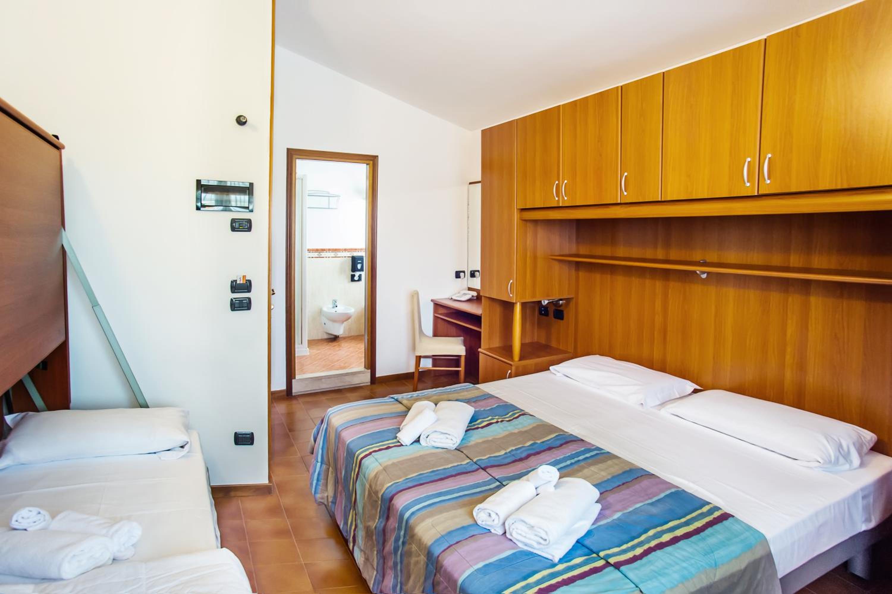Double Room with Extra Bed - Photo 2