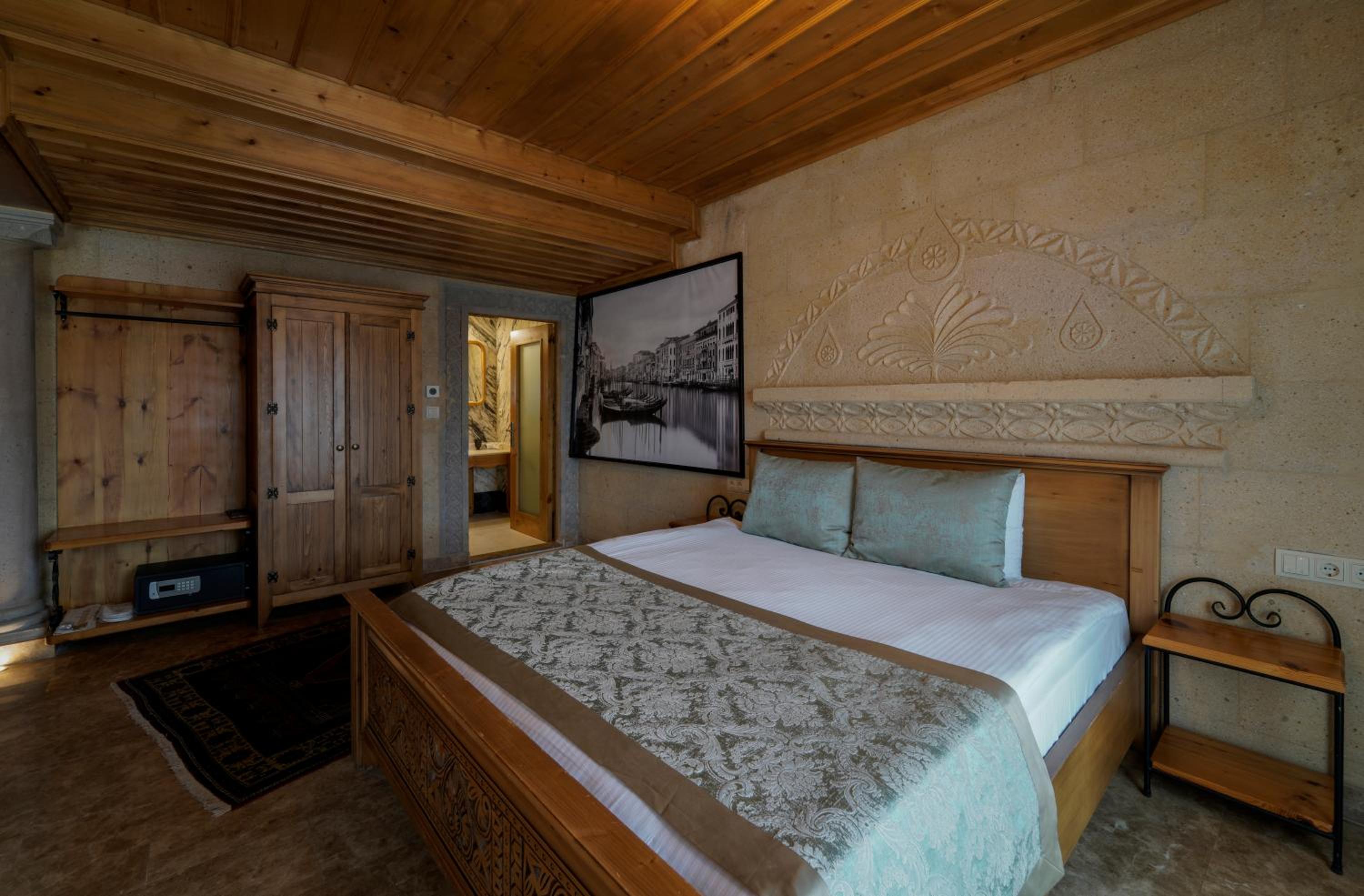 Stone Suite with Balcony - Photo 15