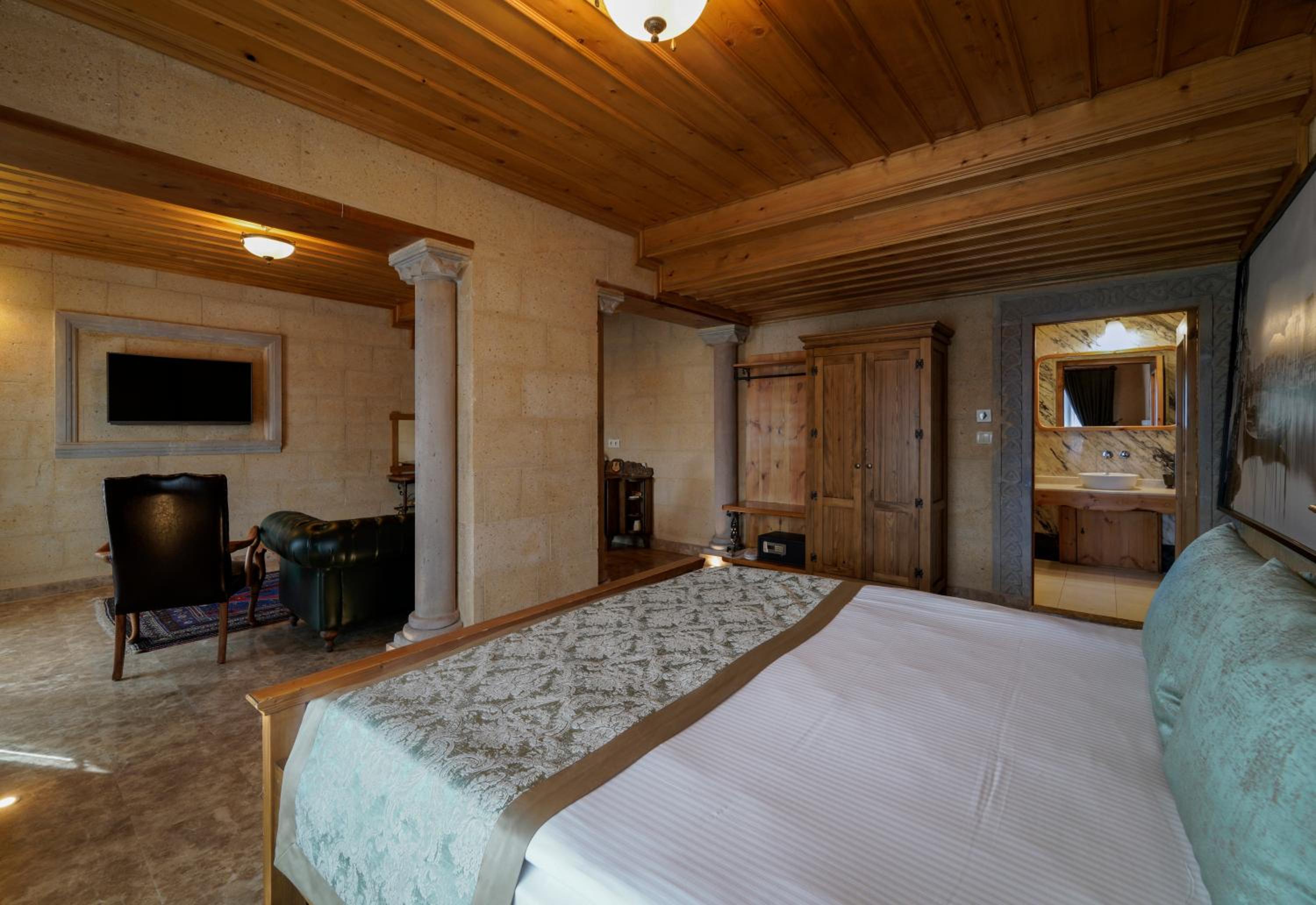 Stone Suite with Balcony - Photo 16