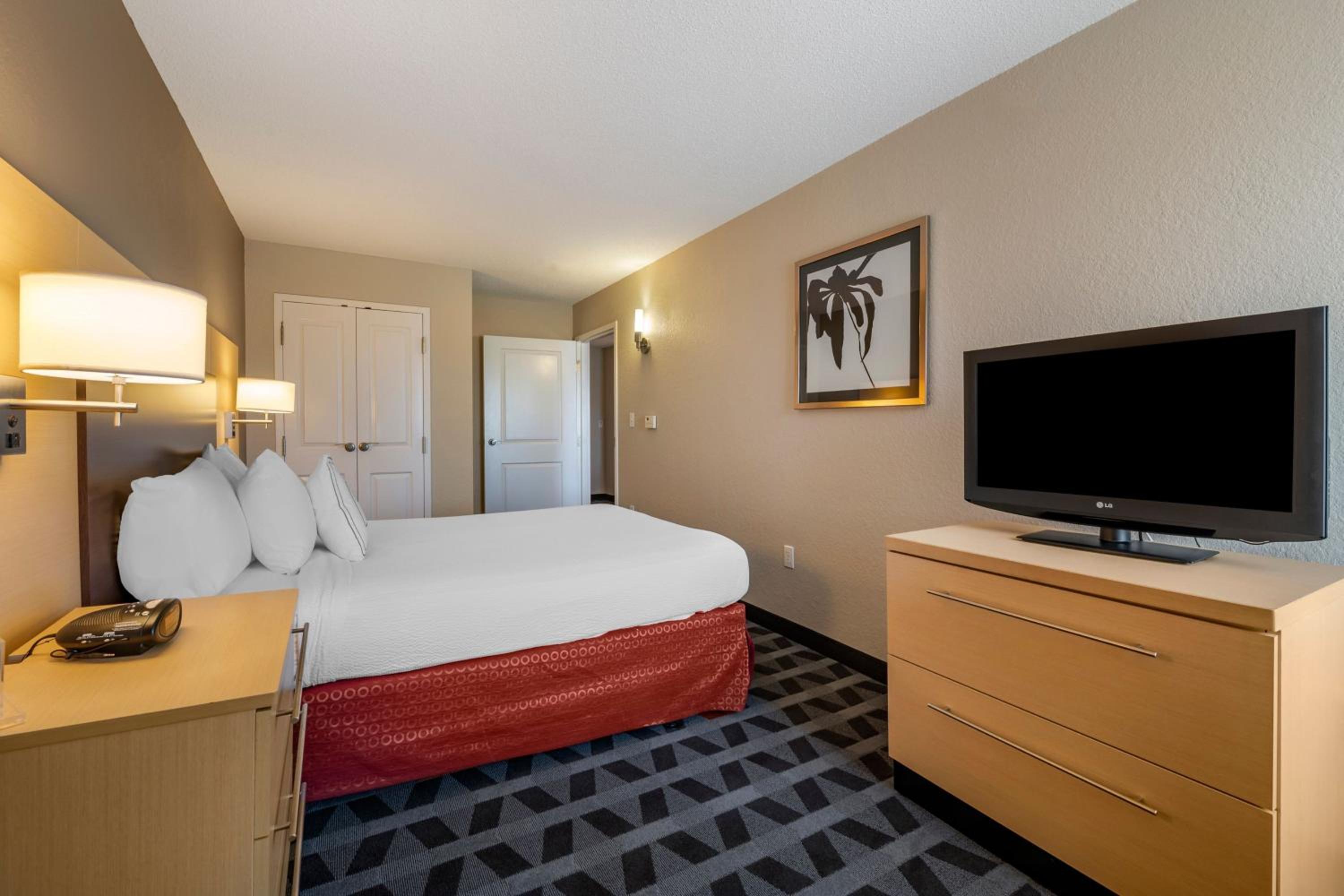 Two-Bedroom Suite - Photo 3