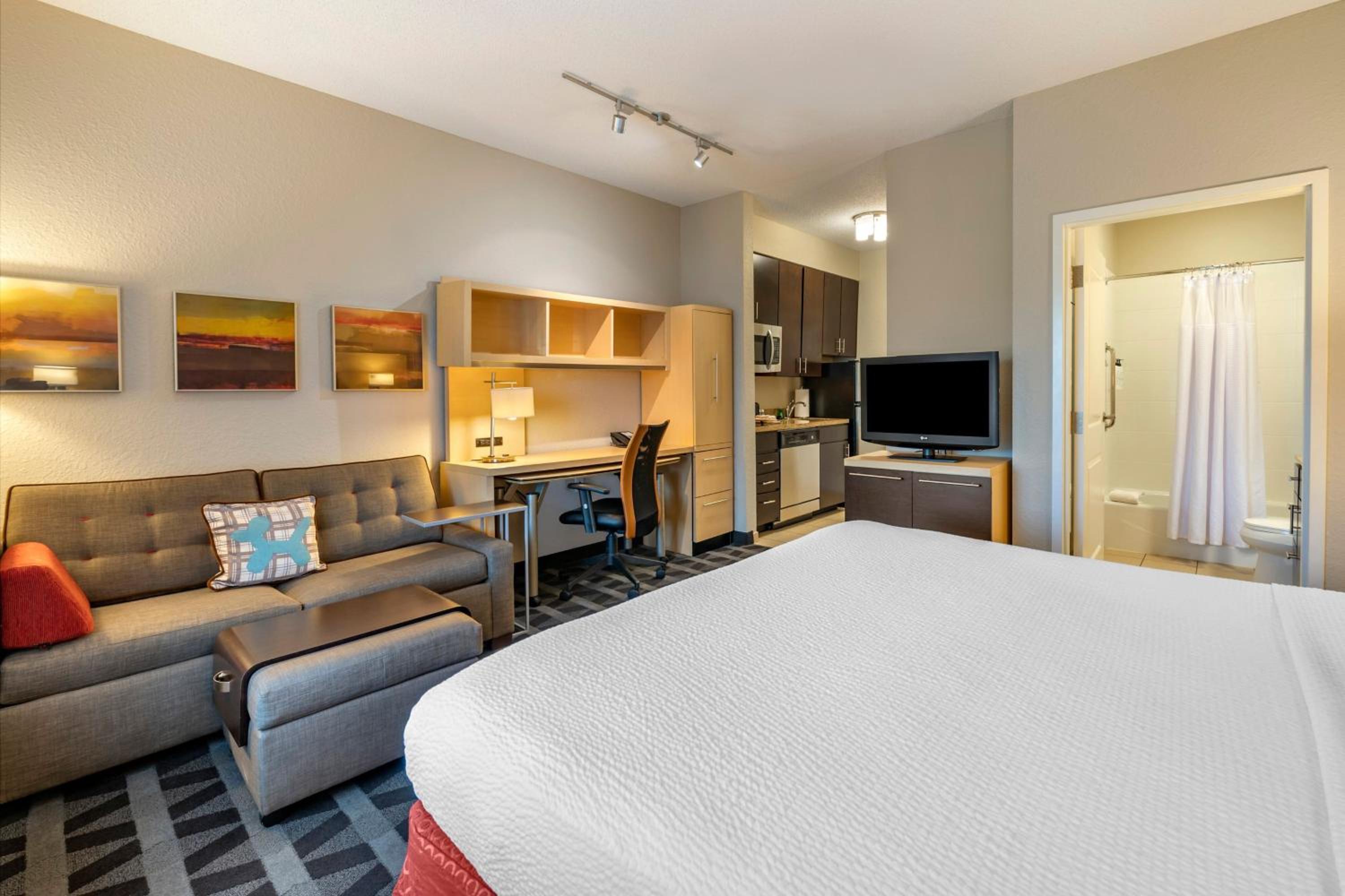 King Studio with Sofa Bed - Photo 4