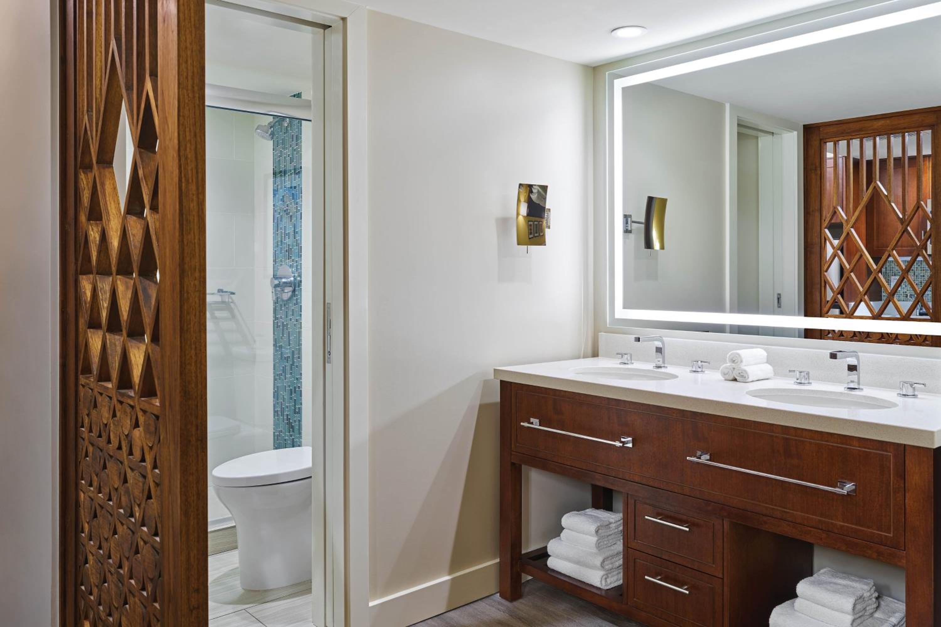 King Studio with Balcony, Garden View and Adapted Tub - Mobility Accessible