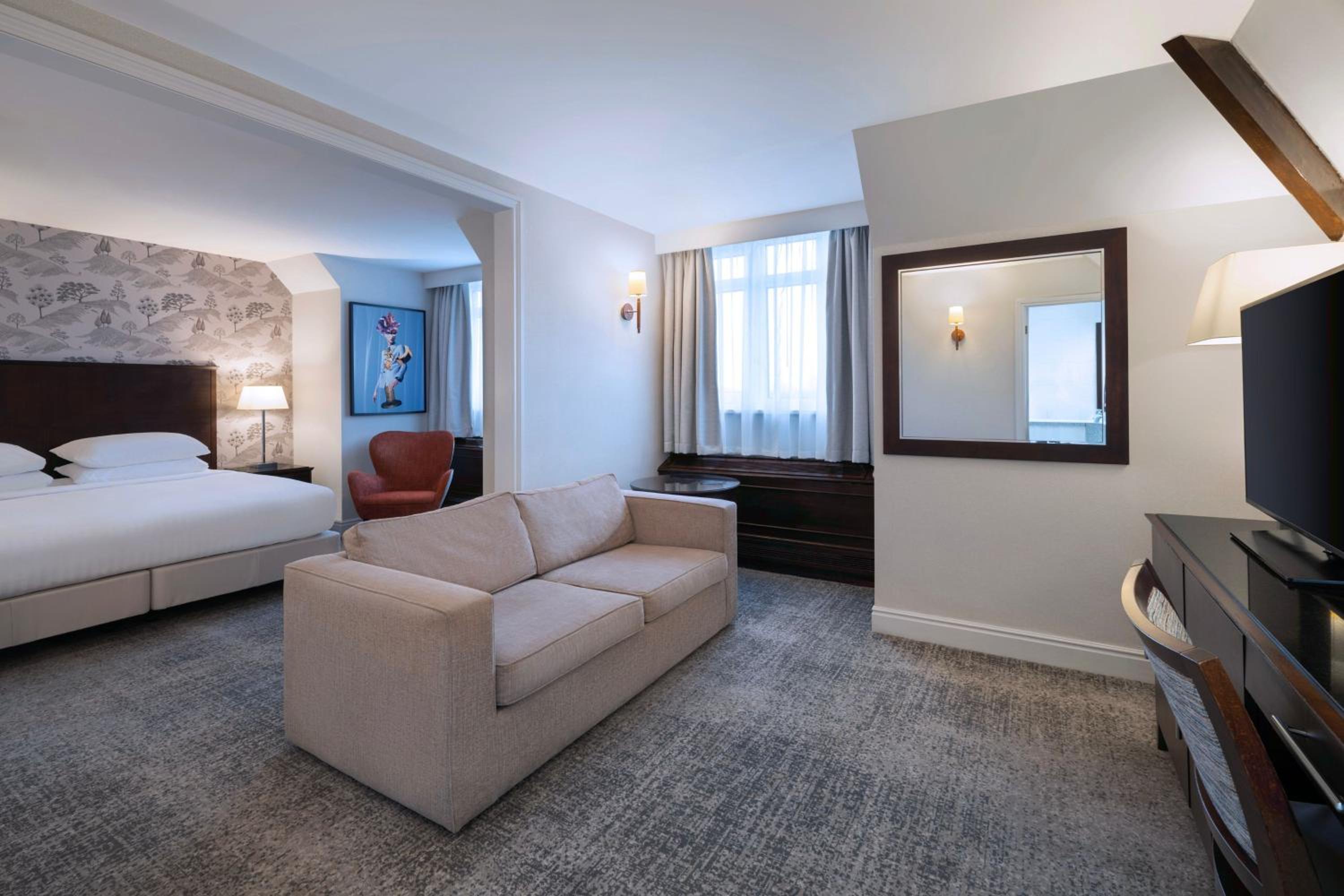 Superior King Room with Sofa Bed - Photo 1